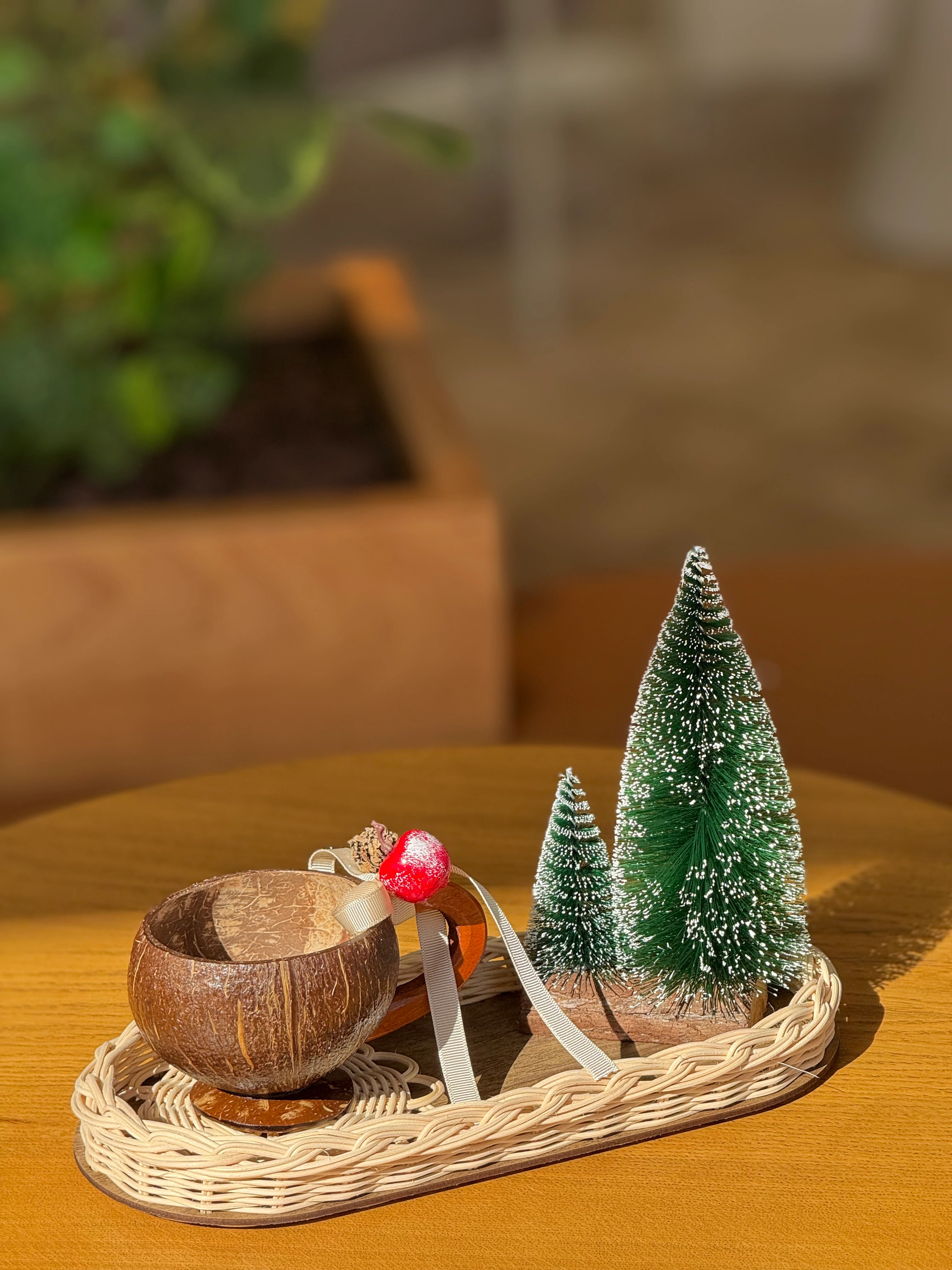 Doğal Rattan 4’lü Kış Dekoru Seti – Tepsi, Kupa, Bardak Altlığı, Mini Çam Ağacı