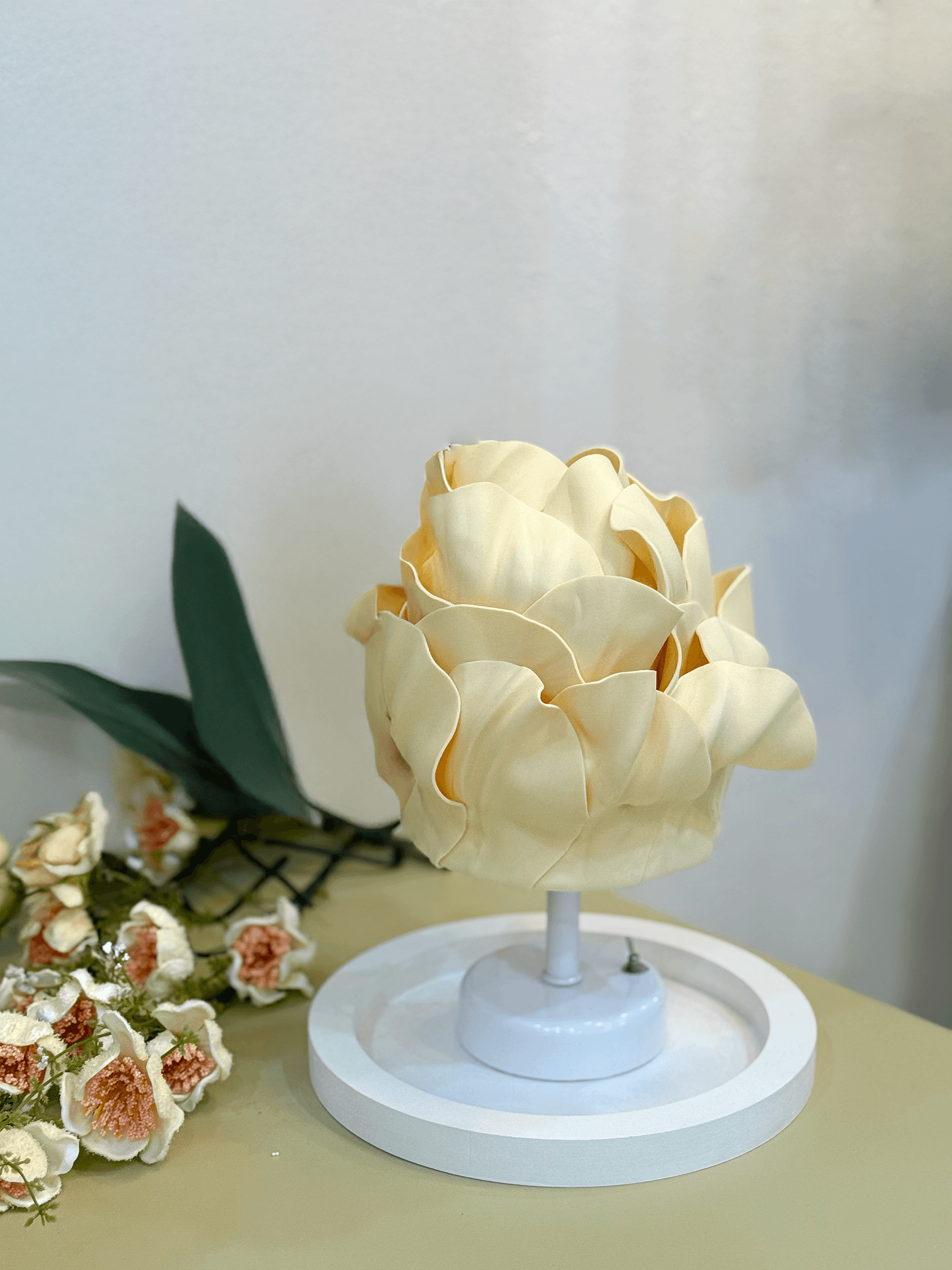 Butter Yellow - Sarı Eva Anemon Tasarım Kablosuz Pilli Masa Lambası - Alt Beyaz (Tüm Boy 30 cm)