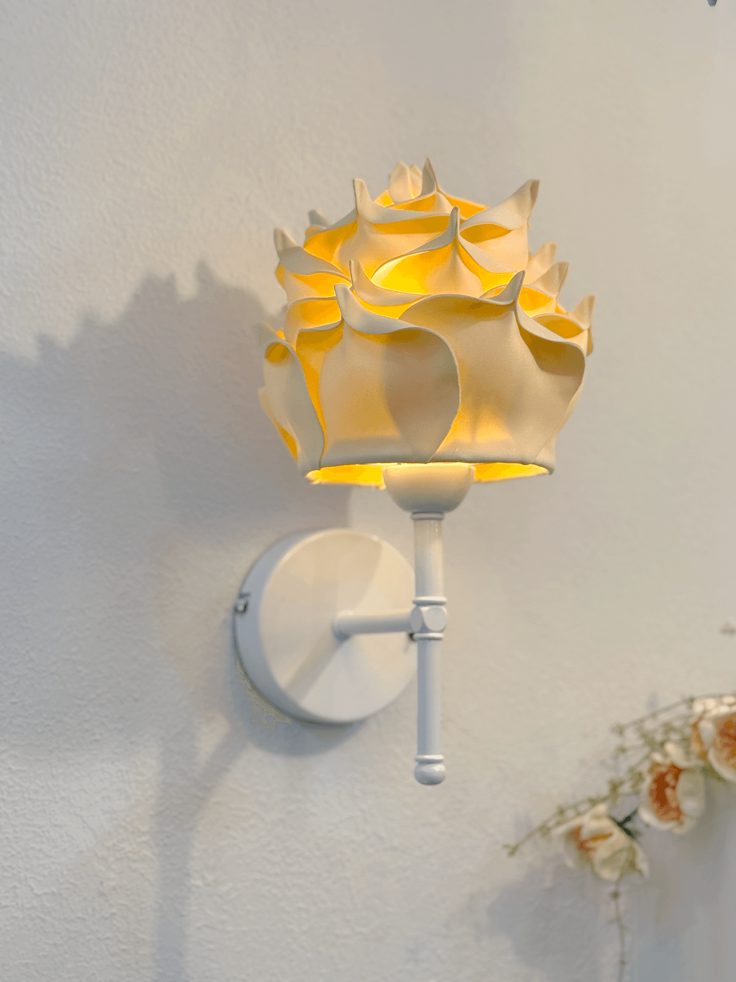 Butter Yellow - Sarı Eva Gül Tasarım Kablosuz Pilli Aplik - Alt Beyaz Tüm Boy 35 cm)