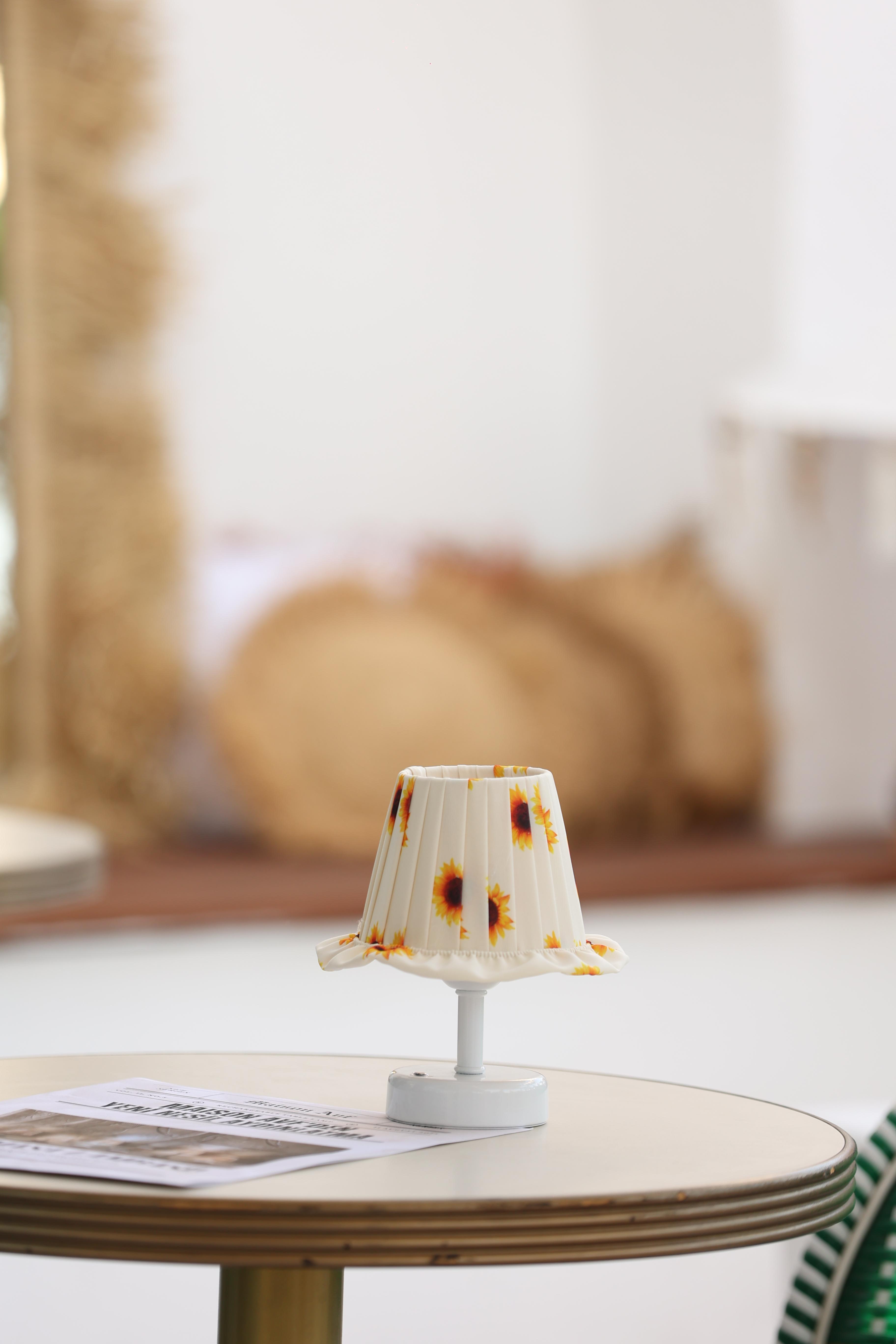 Ayçiçeği Pileli Fırfır Detaylı Sunflower Kablosuz Şarjlı Masa Lambası – Alt Beyaz