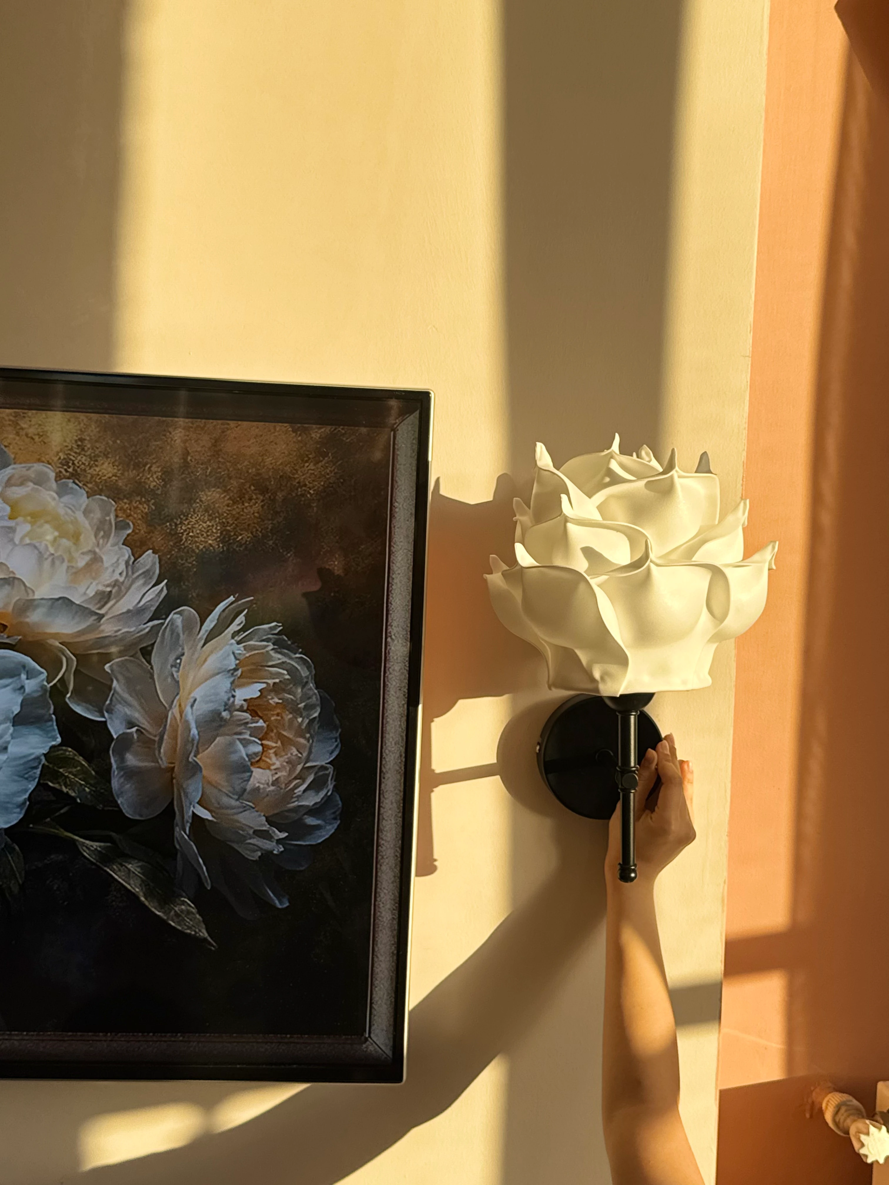 Decor Artificial Eva Rose Top White-Metal Black Led Wall Light Sconce