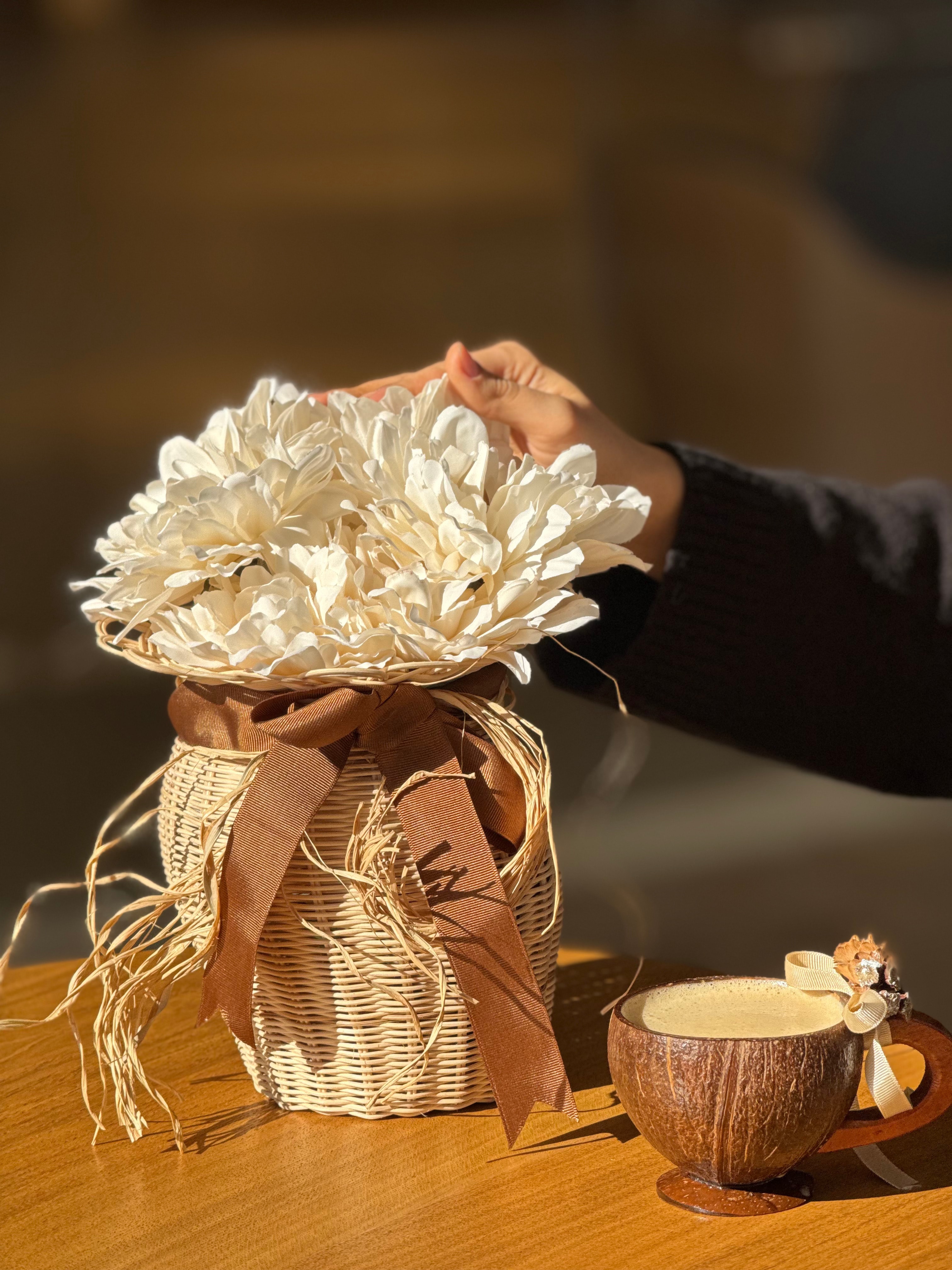 2’li El Yapımı Rattan Vazo Seti – Kahverengi Kurdele Detaylı & Krizantem Çiçek - Cream