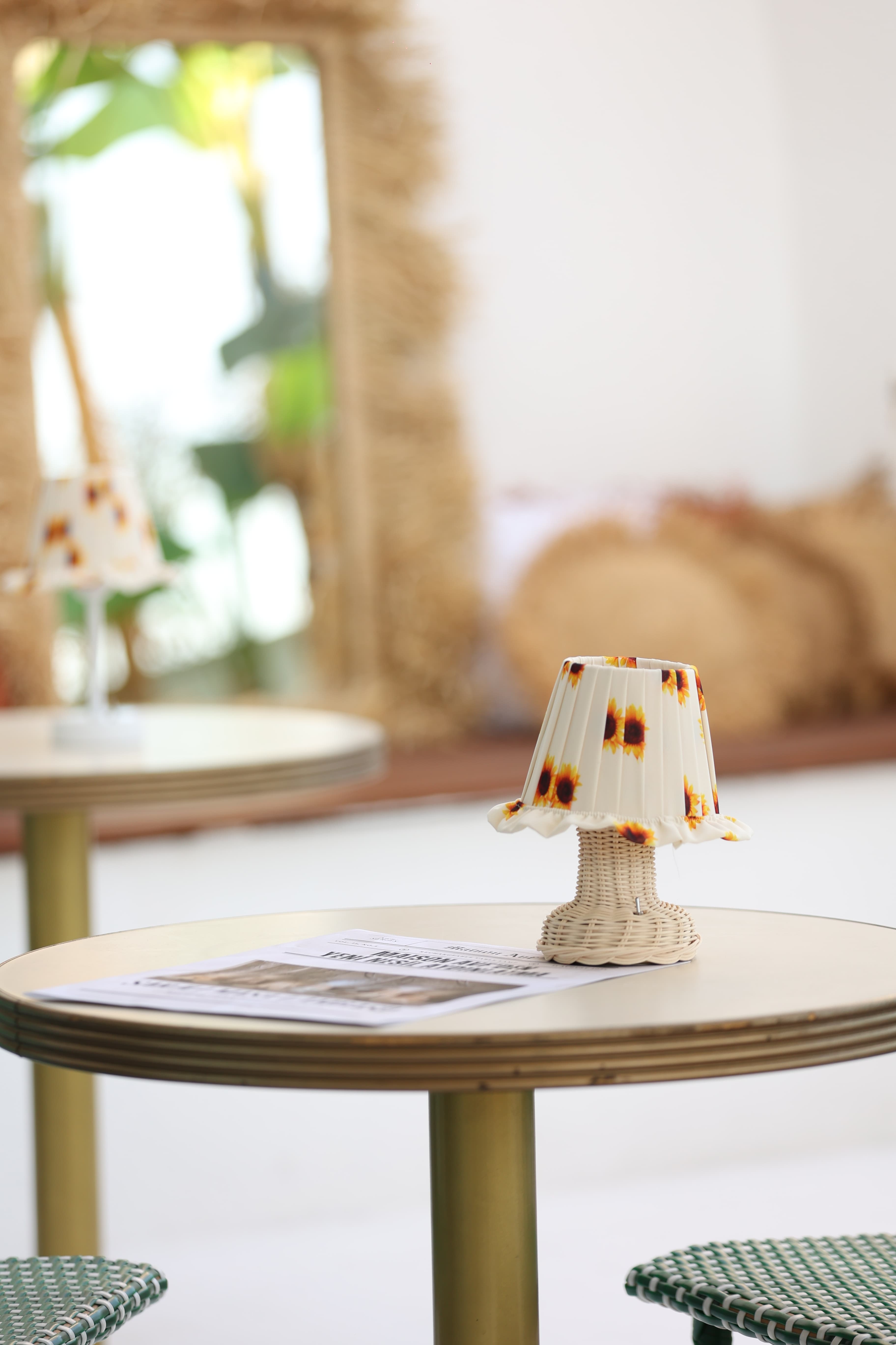 Ayçiçeği Pileli Fırfır Detaylı Sunflower Kablosuz Pilli Masa Lambası – Alt Rattan