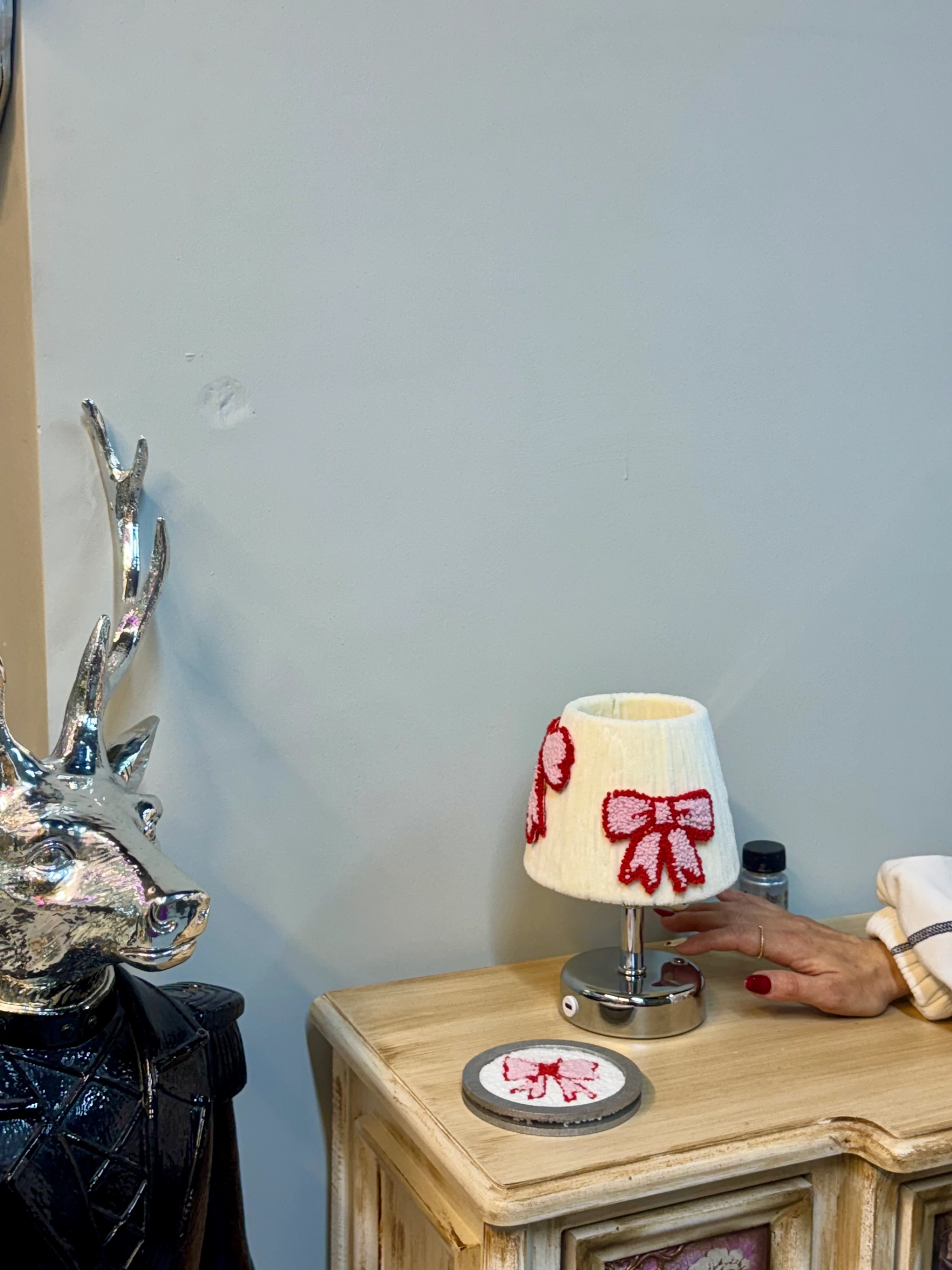 Punch Kadife Pembe - Kırmızı Fiyonk Şarjlı Masa Lambası - Alt Gümüş