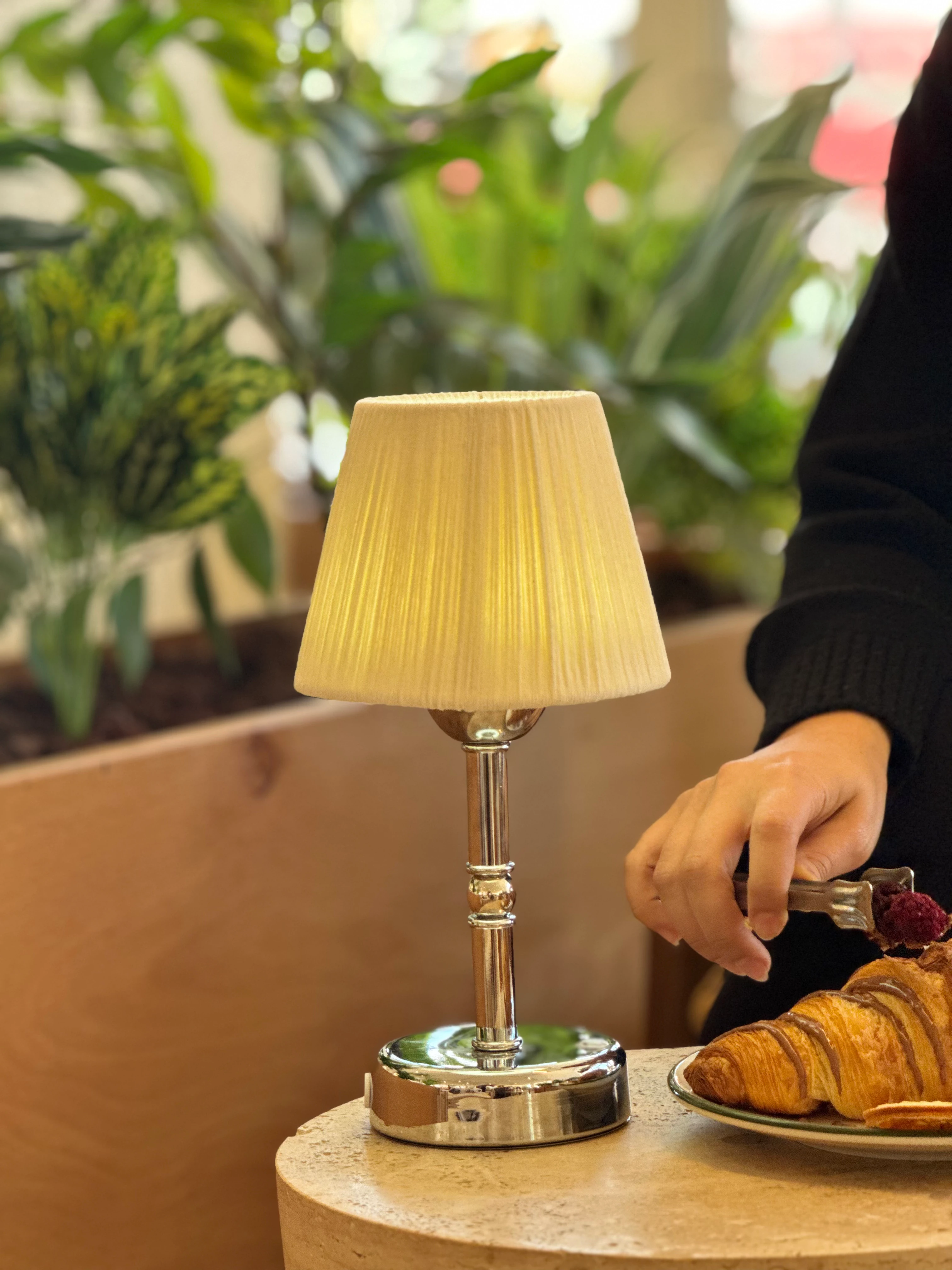 Krem Süet Kadife Kablosuz Şarjlı Masa Lambası - Alt Uzun 