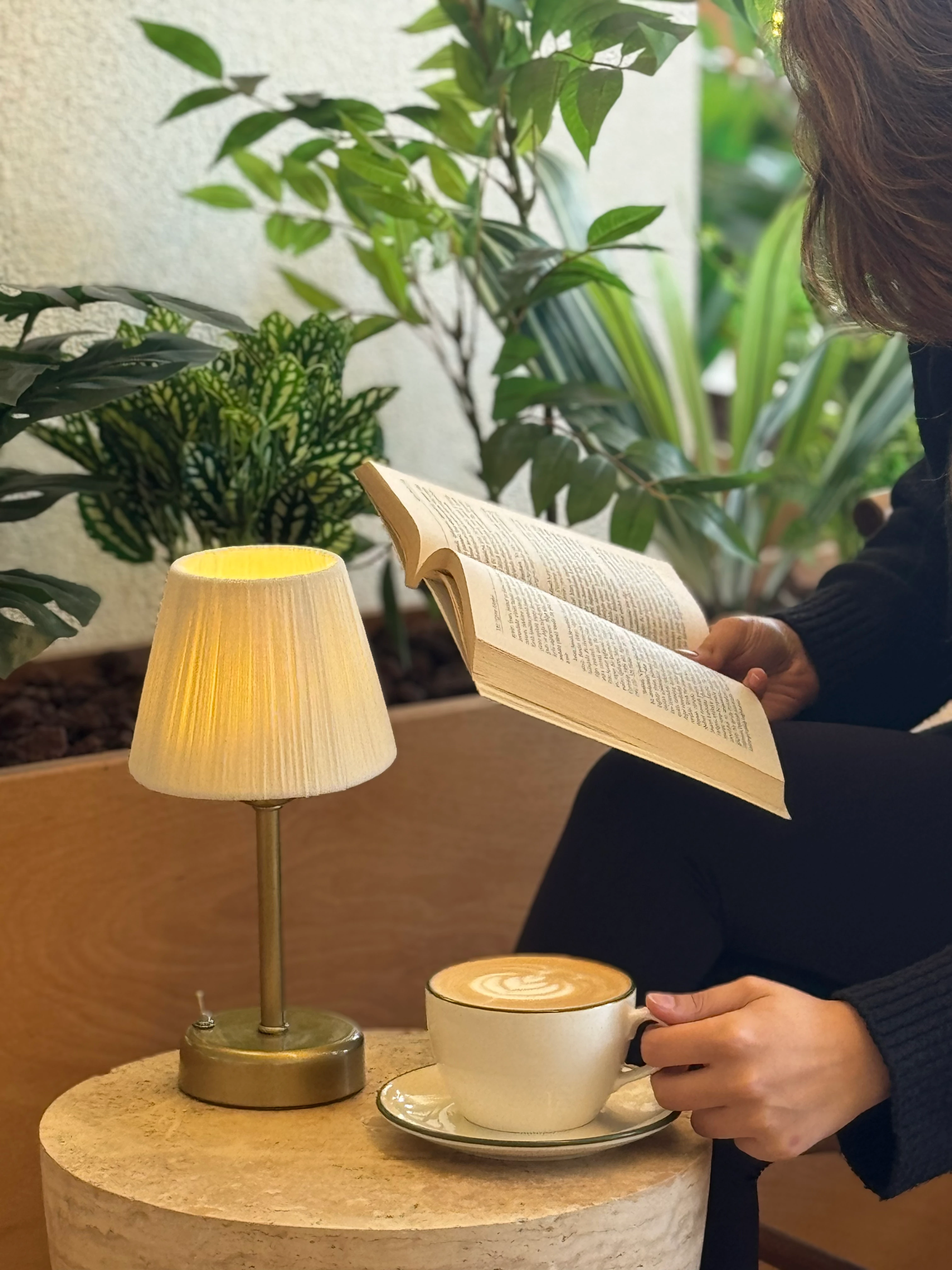 Krem Süet Kadife Kablosuz Pilli Masa Lambası - Alt Uzun - Antiquation Gold