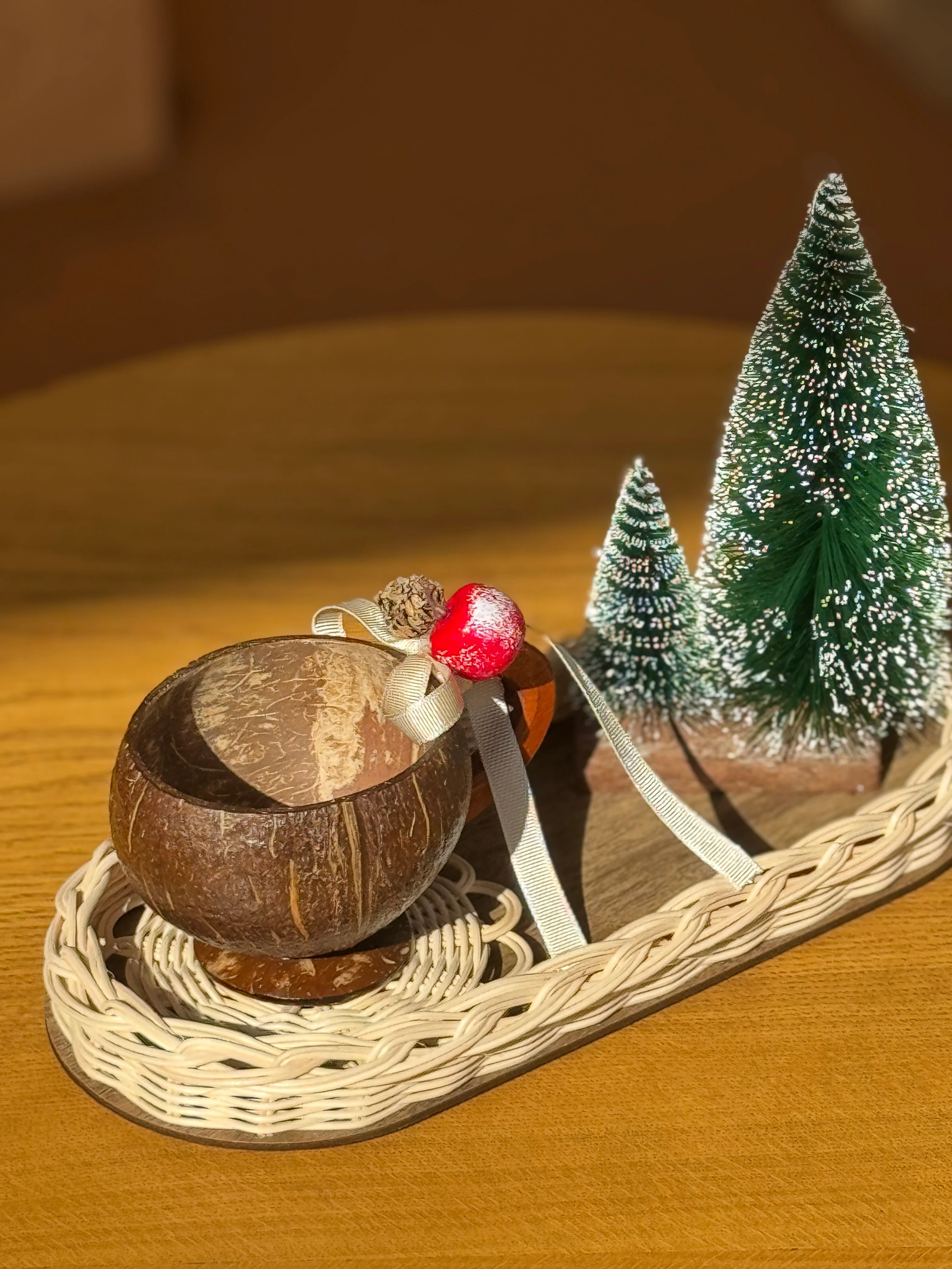 Doğal Rattan 4’lü Kış Dekoru Seti – Tepsi, Kupa, Bardak Altlığı, Mini Çam Ağacı