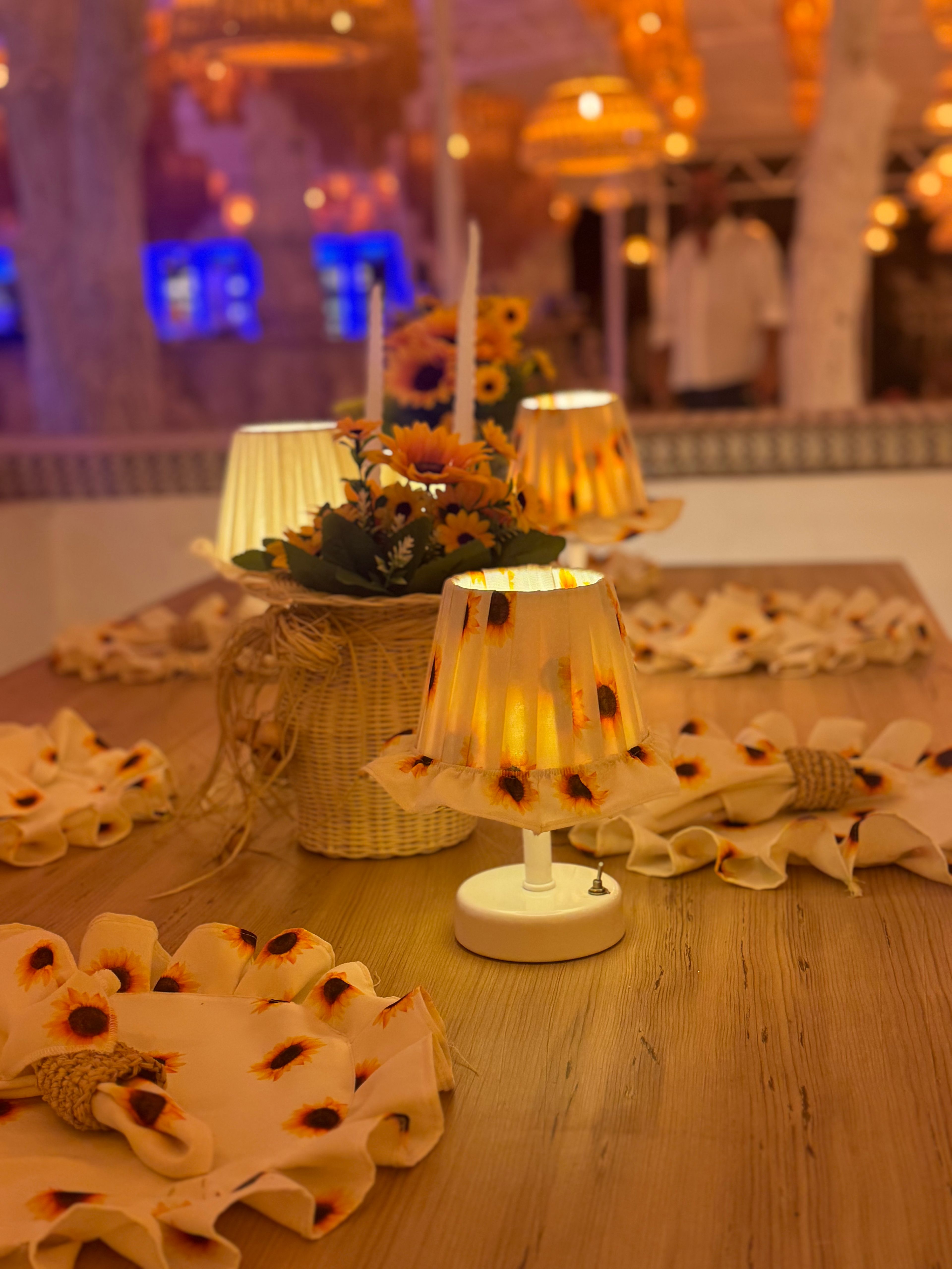 Ayçiçeği Pileli Fırfır Detaylı Sunflower Kablosuz Pilli Masa Lambası – Alt Beyaz