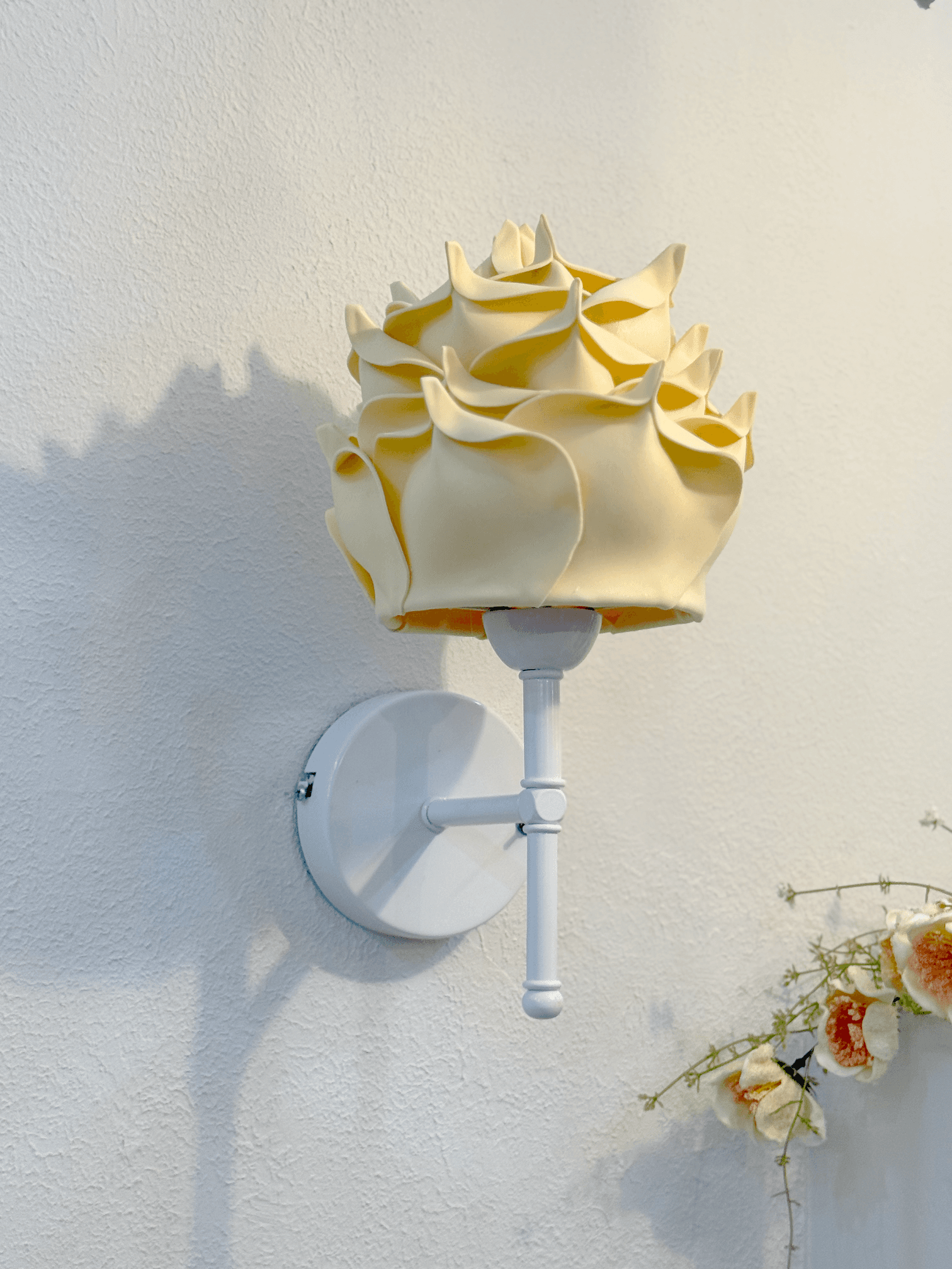 Butter Yellow - Sarı Eva Gül Tasarım Kablosuz Pilli Aplik - Alt Beyaz Tüm Boy 35 cm)
