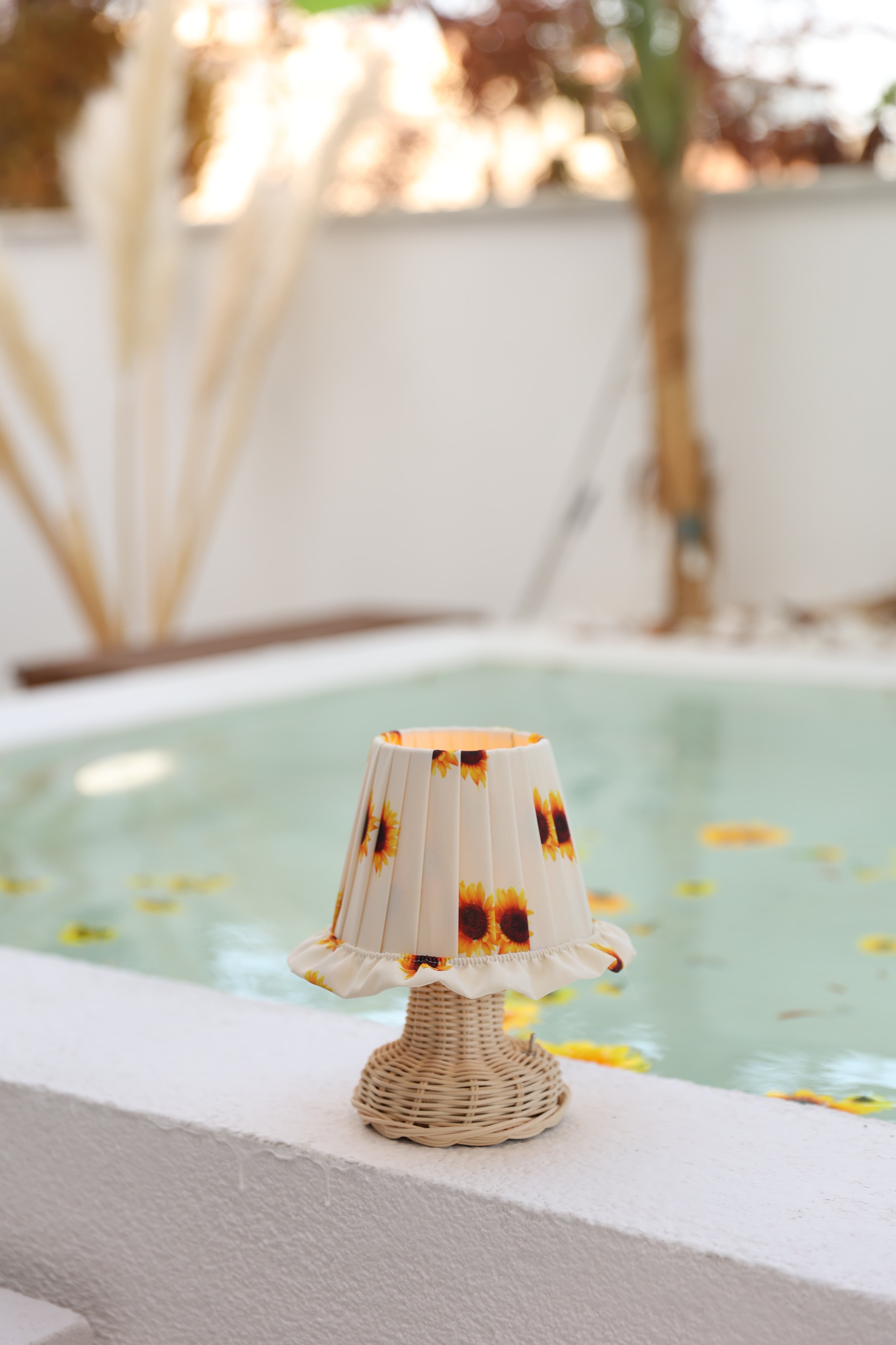 Ayçiçeği Pileli Fırfır Detaylı Sunflower Kablosuz Pilli Masa Lambası – Alt Rattan