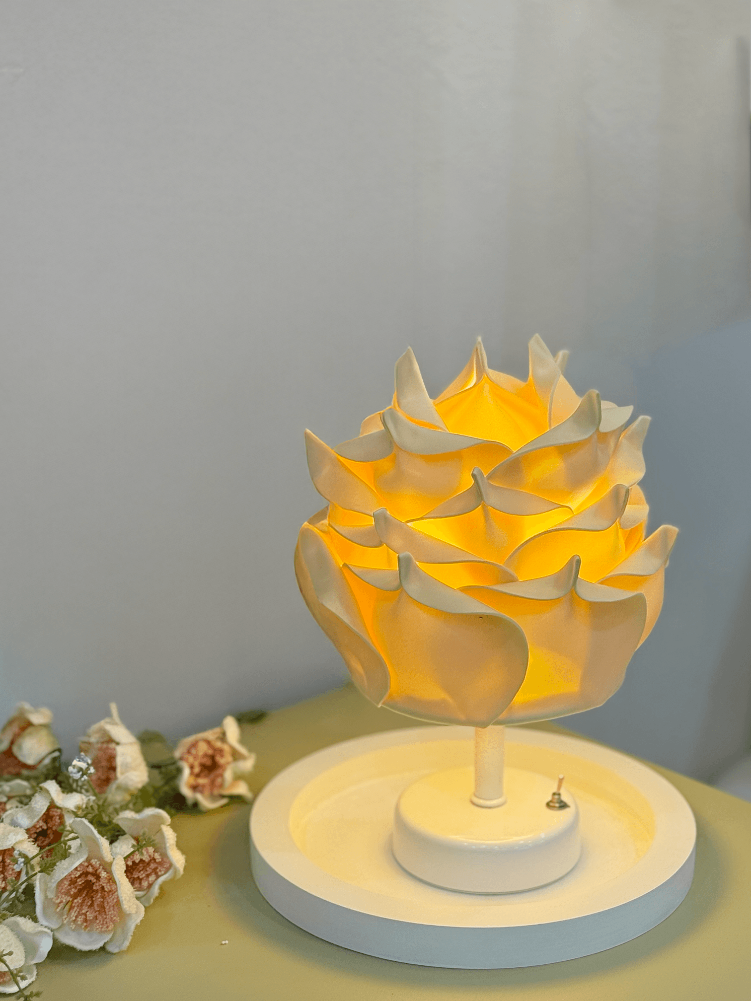 Butter Yellow - Sarı Eva Gül Tasarım Kablosuz Pilli Masa Lambası - Alt Beyaz (Tüm Boy 30 cm)