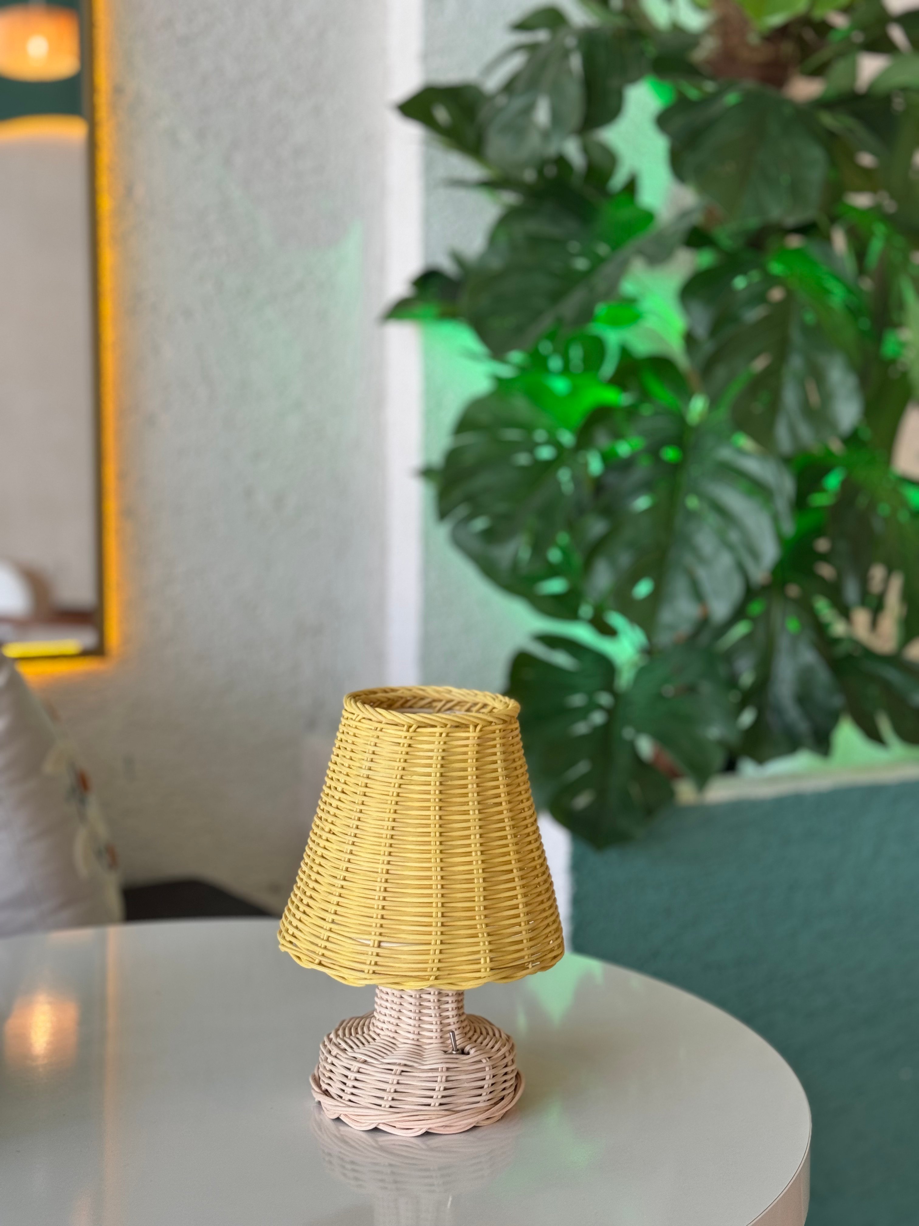 Sarı Rattan & Bambu Masa Üstü Kablosuz Pilli Abajur Alt Rattan Masa Lambası