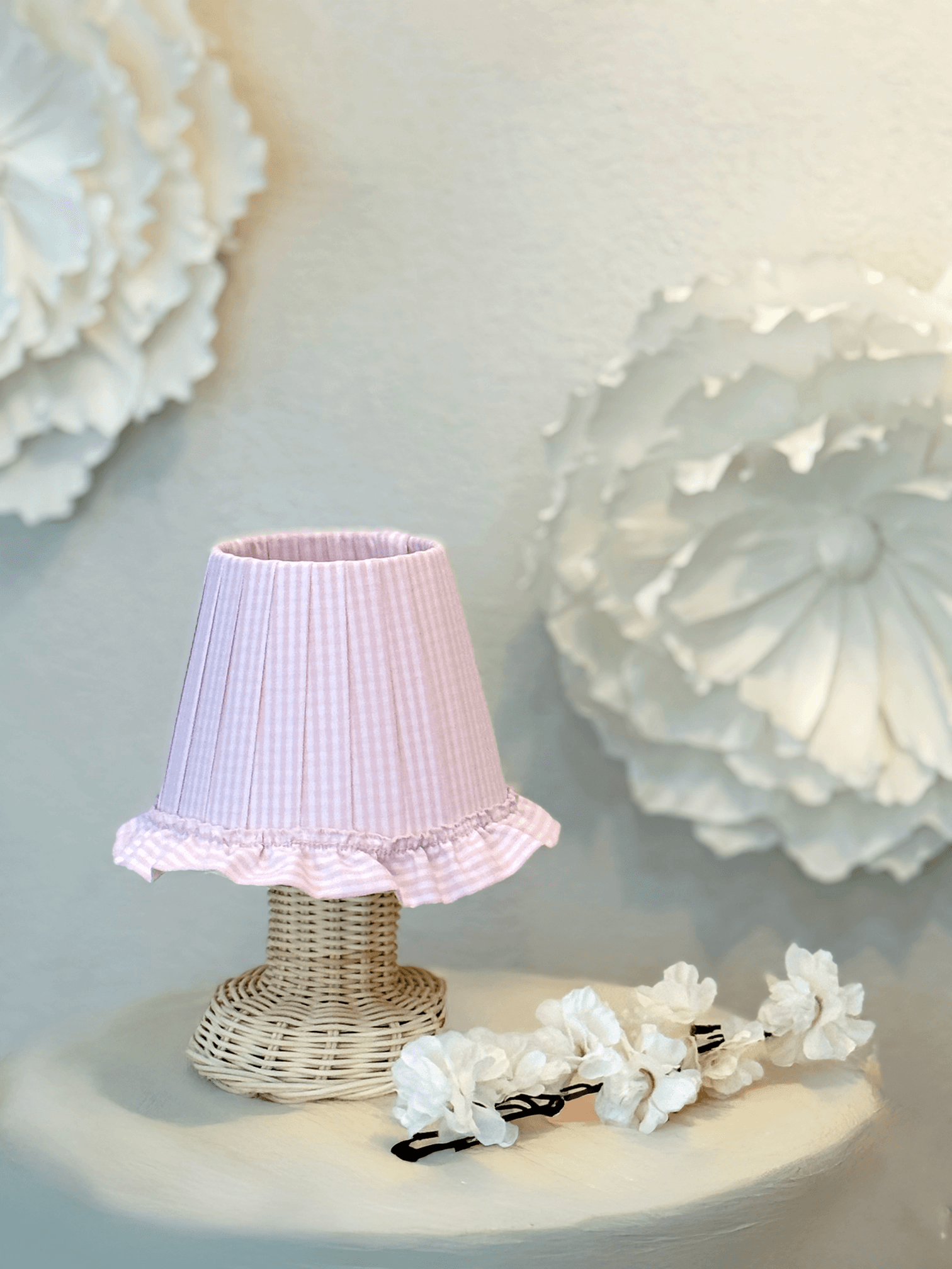 Pinky Pembe Pötikare Desen Kumaş Rattan Ayaklı Kablosuz Gece Masa Lambası