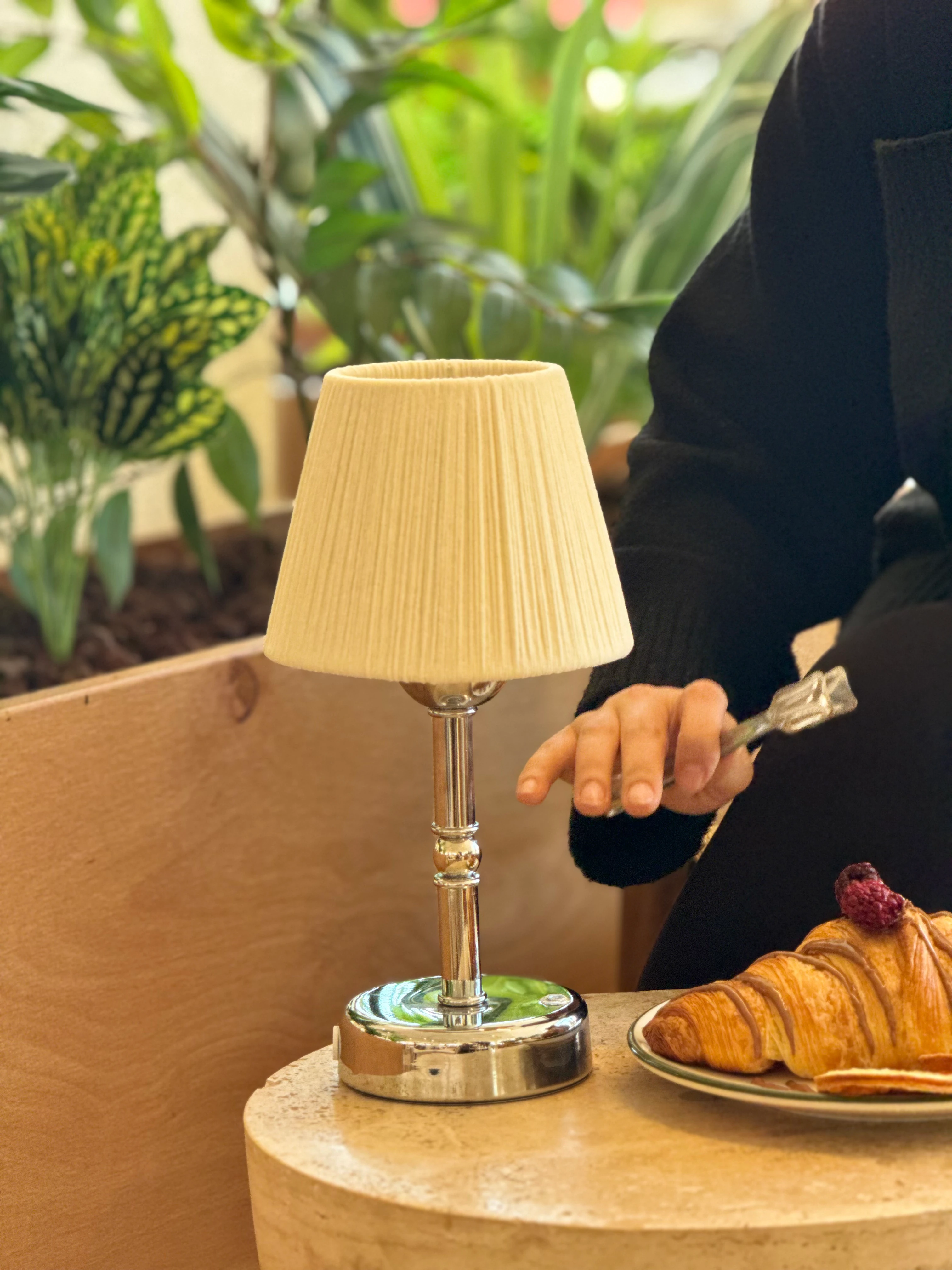 Krem Süet Kadife Kablosuz Şarjlı Masa Lambası - Alt Uzun 