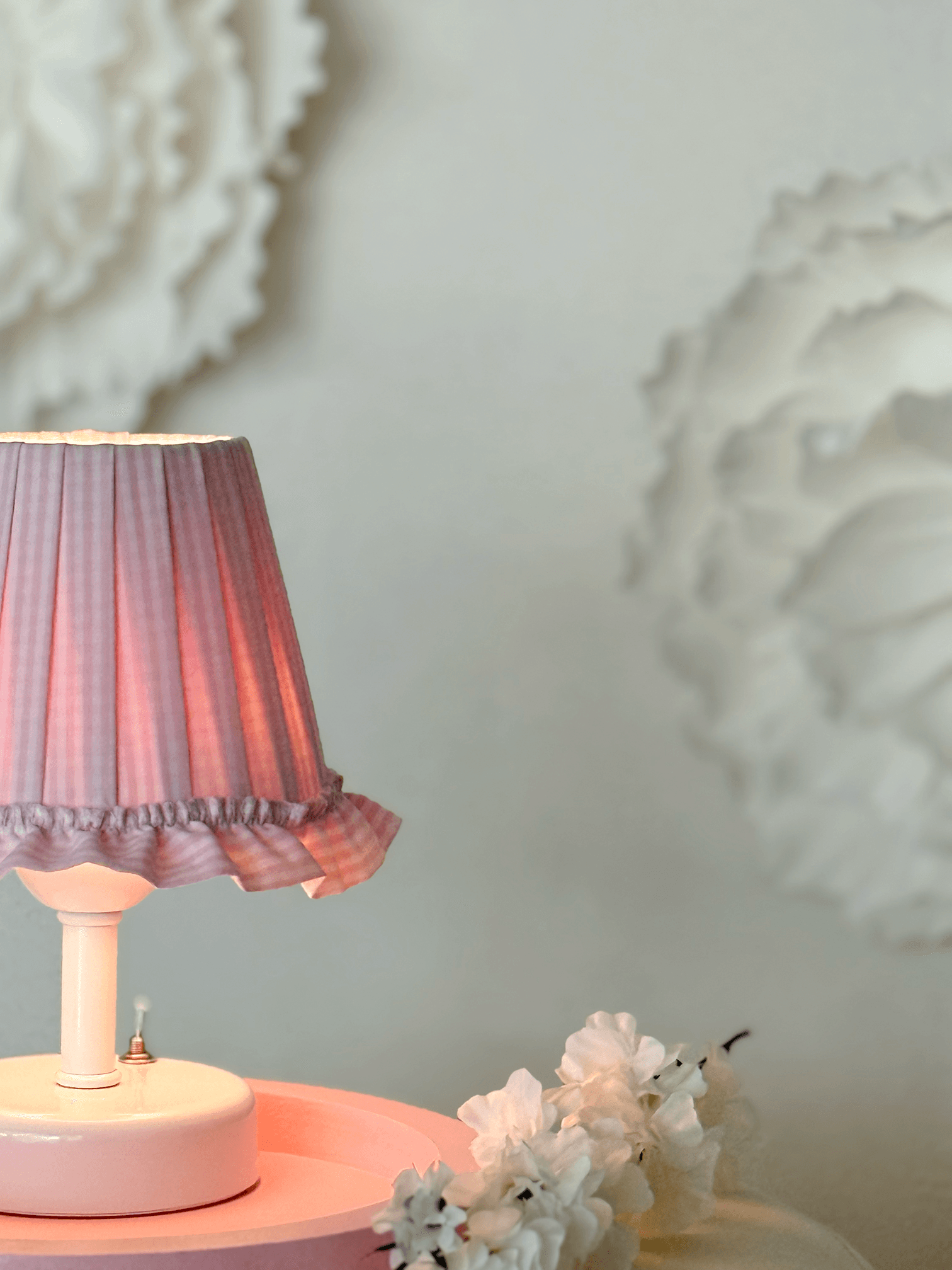 Pembe Pötikare Desen Kumaş Beyaz Ayaklı Kablosuz Gece Masa Lambası Abajur