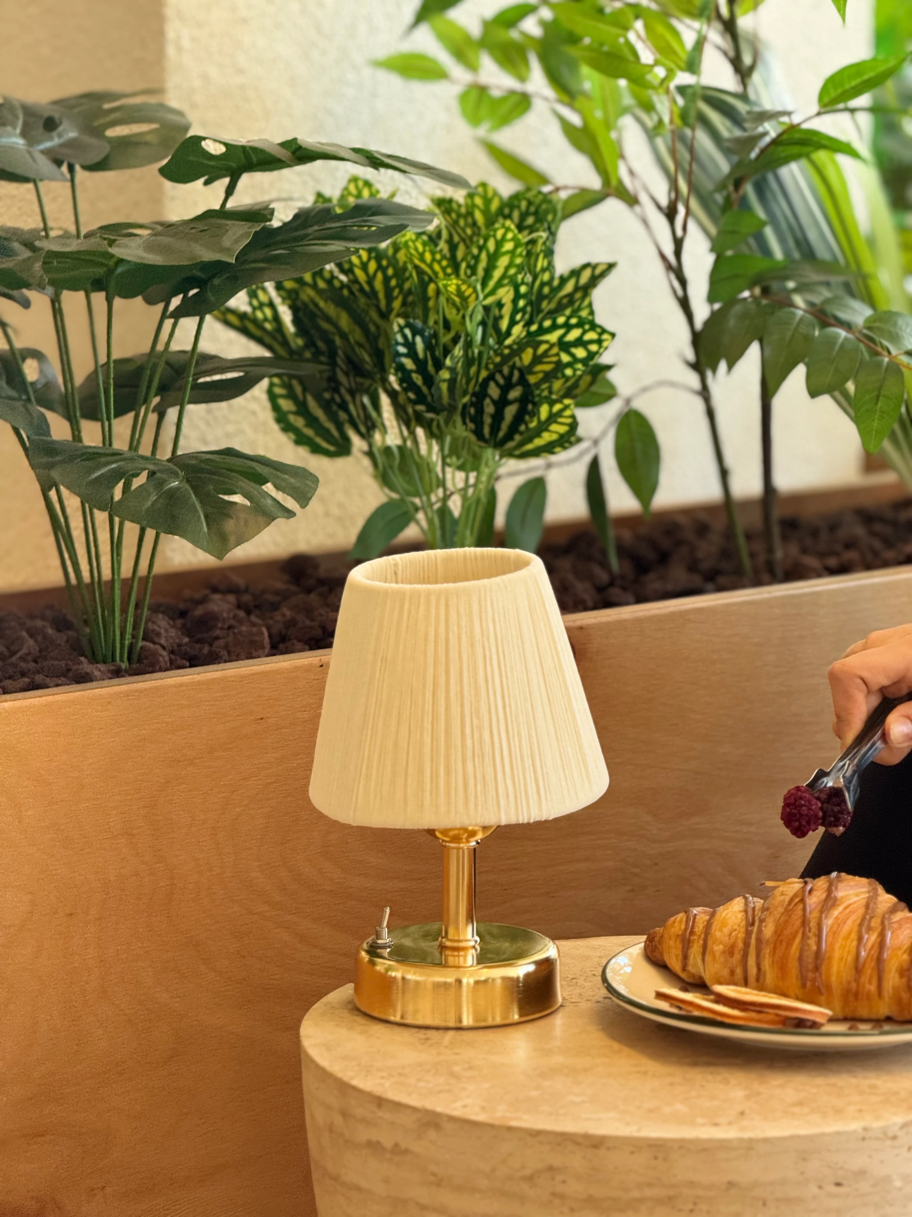 Krem Kadife Süet Kablosuz Pilli Masa Lambası - Alt Parlak Gold