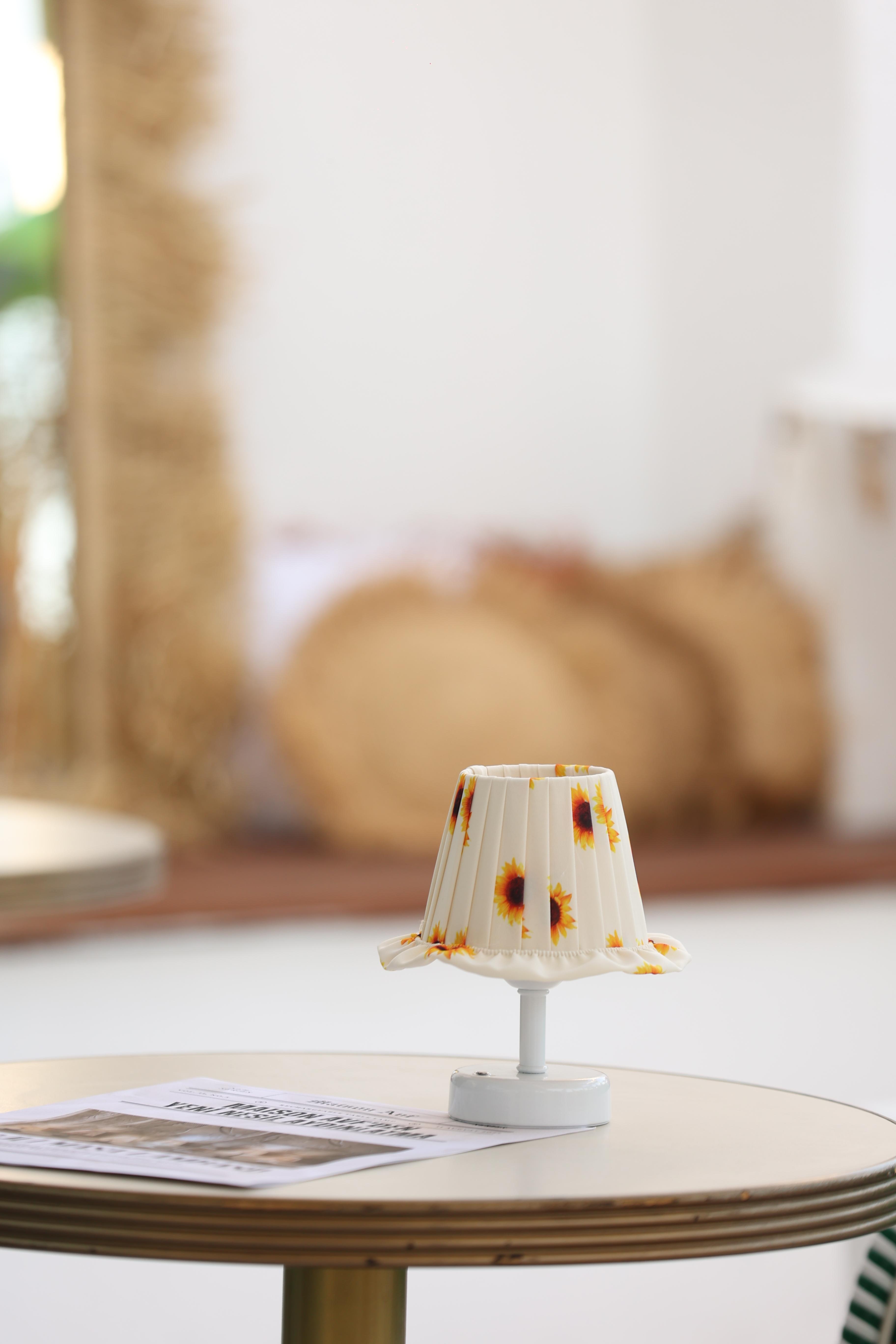 Ayçiçeği Pileli Fırfır Detaylı Sunflower Kablosuz Şarjlı Masa Lambası – Alt Beyaz