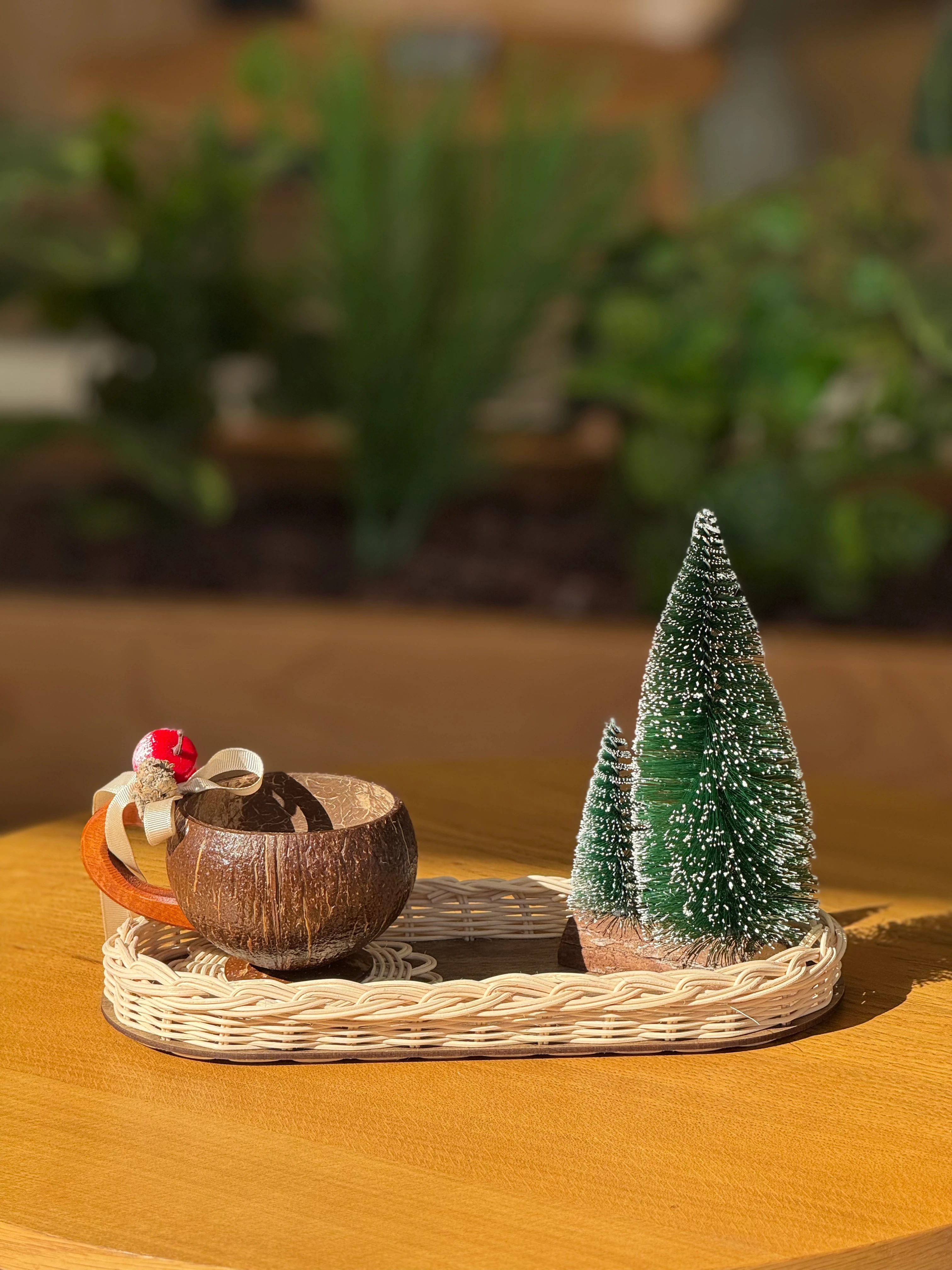 Doğal Rattan 4’lü Kış Dekoru Seti – Tepsi, Kupa, Bardak Altlığı, Mini Çam Ağacı