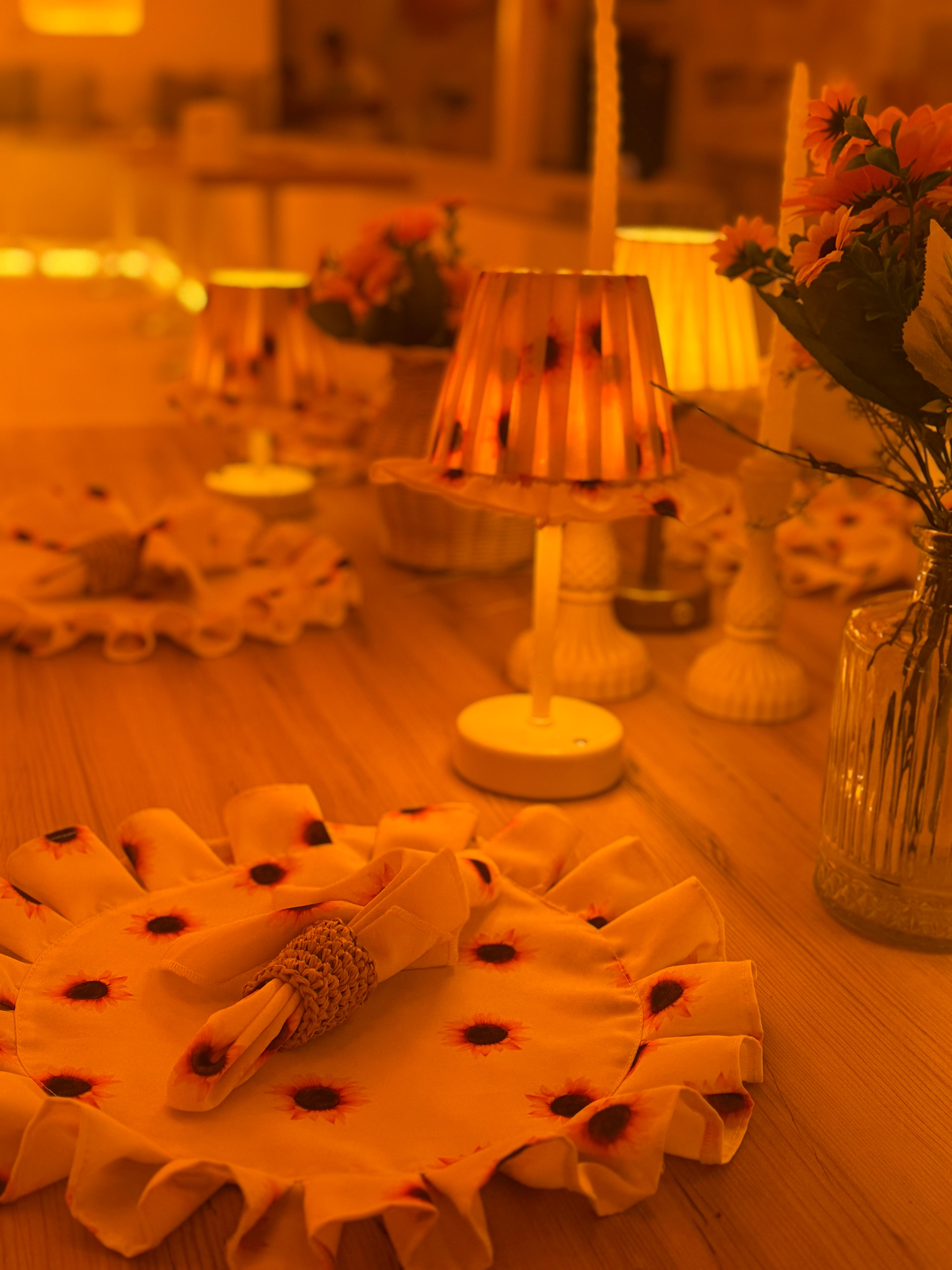 Ayçiçeği Pileli Fırfır Detaylı Sunflower Kablosuz Şarjlı Masa Lambası – Alt Uzun Beyaz