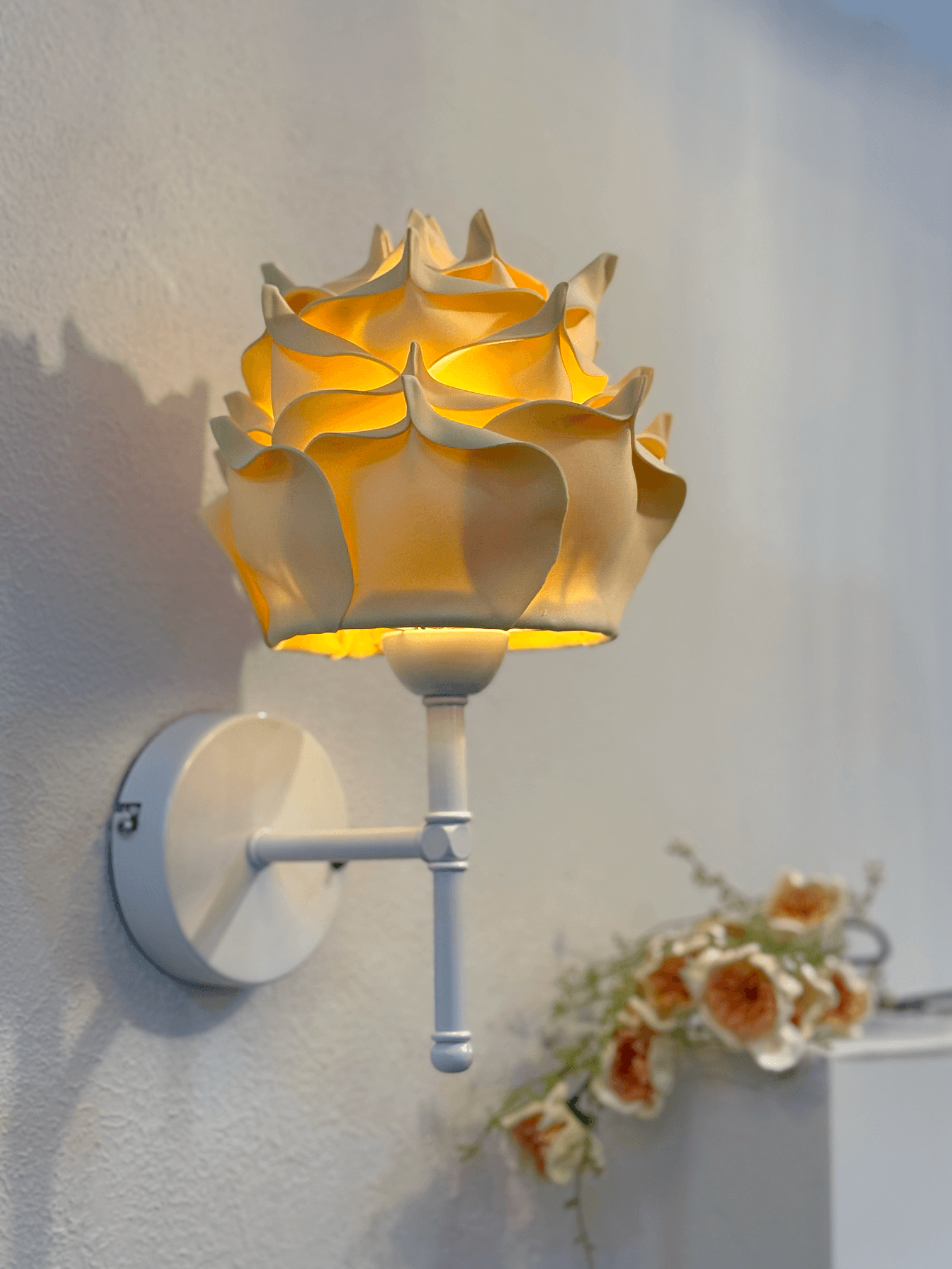 Butter Yellow - Sarı Eva Gül Tasarım Kablosuz Pilli Aplik - Alt Beyaz Tüm Boy 35 cm)