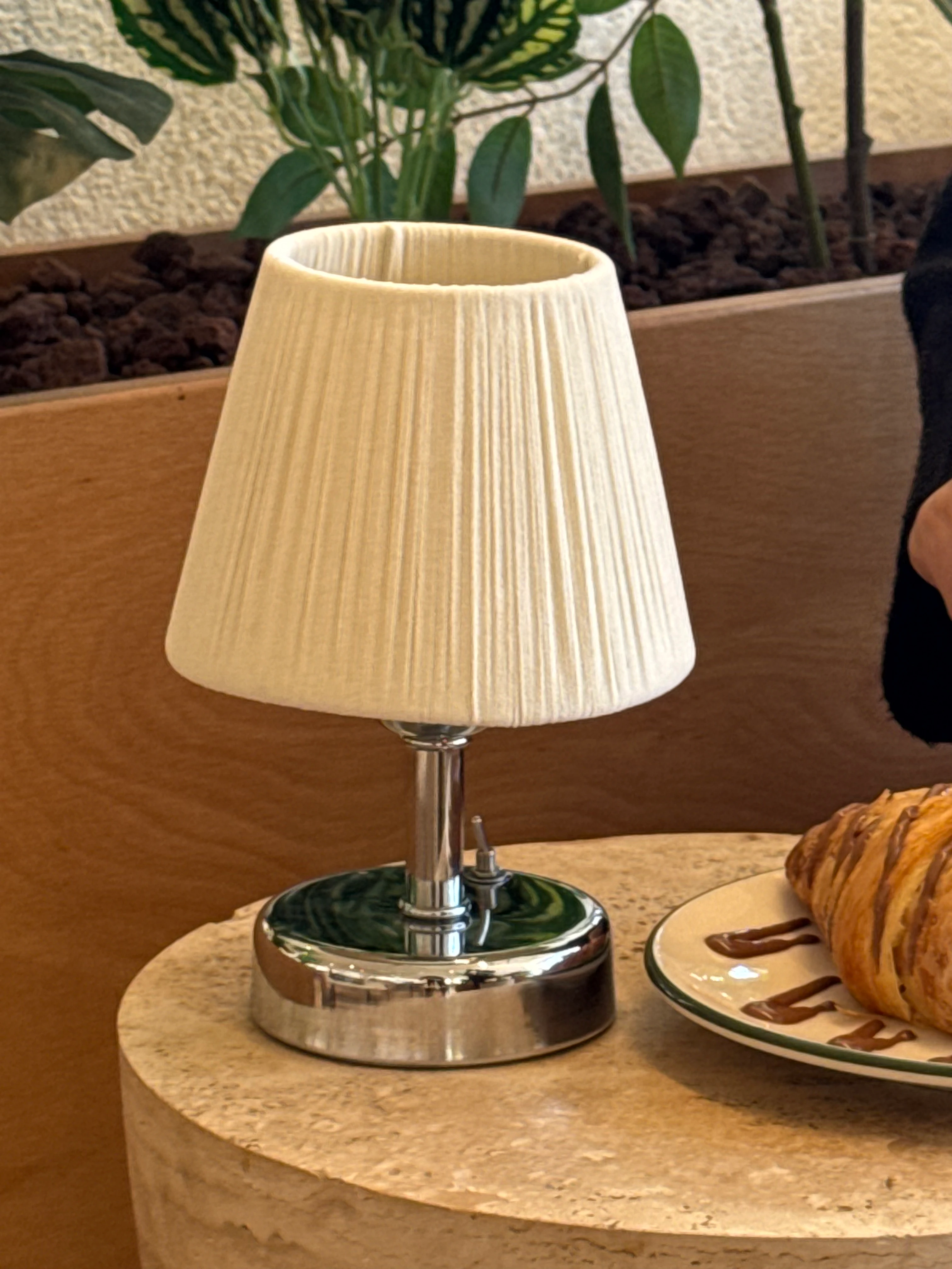 Krem Süet Kadife Kablosuz Şarjlı Masa Lambası 