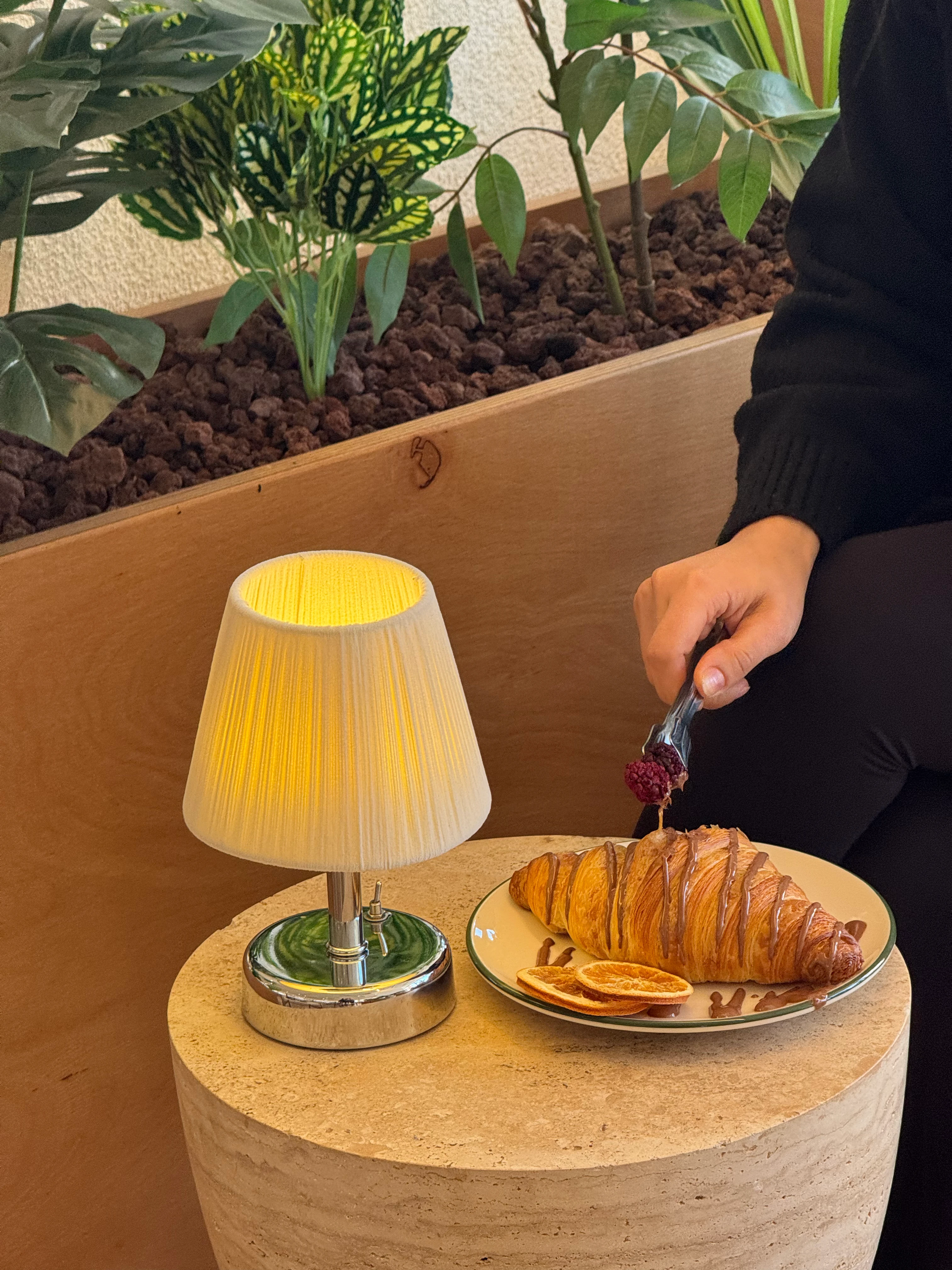 Krem Süet Kadife Kablosuz Şarjlı Masa Lambası 