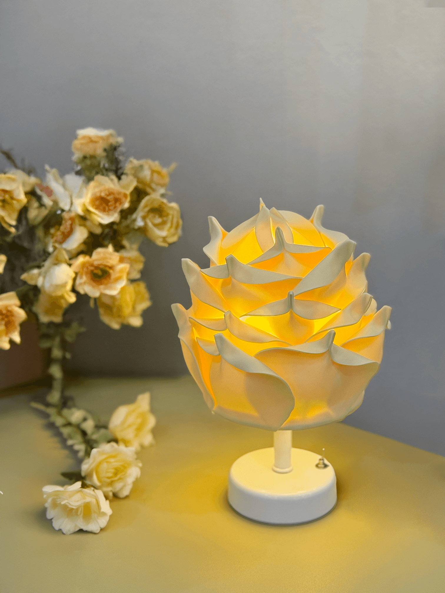 Butter Yellow - Sarı Eva Gül Tasarım Kablosuz Pilli Masa Lambası - Alt Beyaz (Tüm Boy 30 cm)