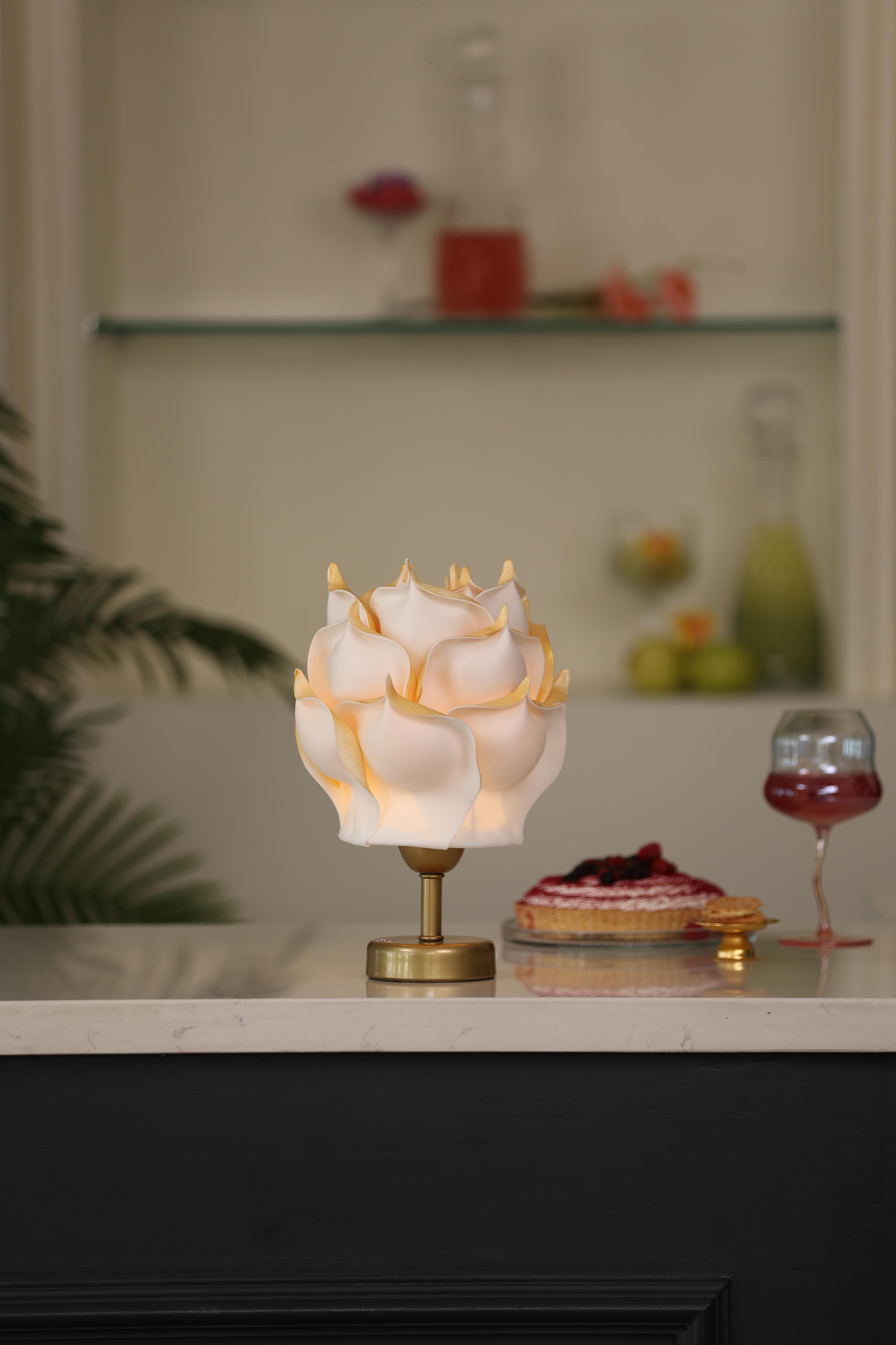 Gold Detaylı Eva Gül Tasarım Kablosuz Şarjlı Masa Lambası  - Antiquation Gold