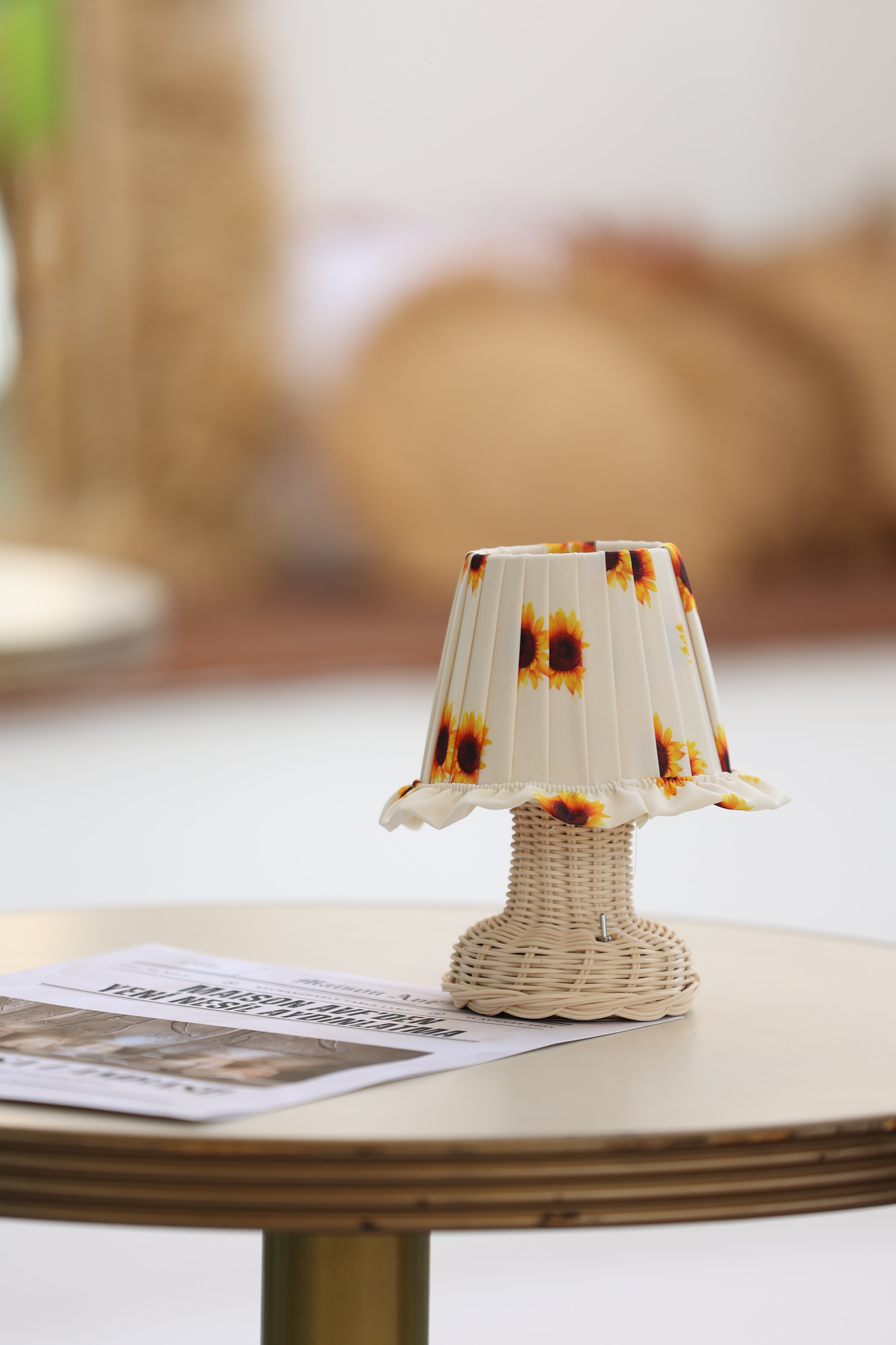 Ayçiçeği Pileli Fırfır Detaylı Sunflower Kablosuz Pilli Masa Lambası – Alt Rattan