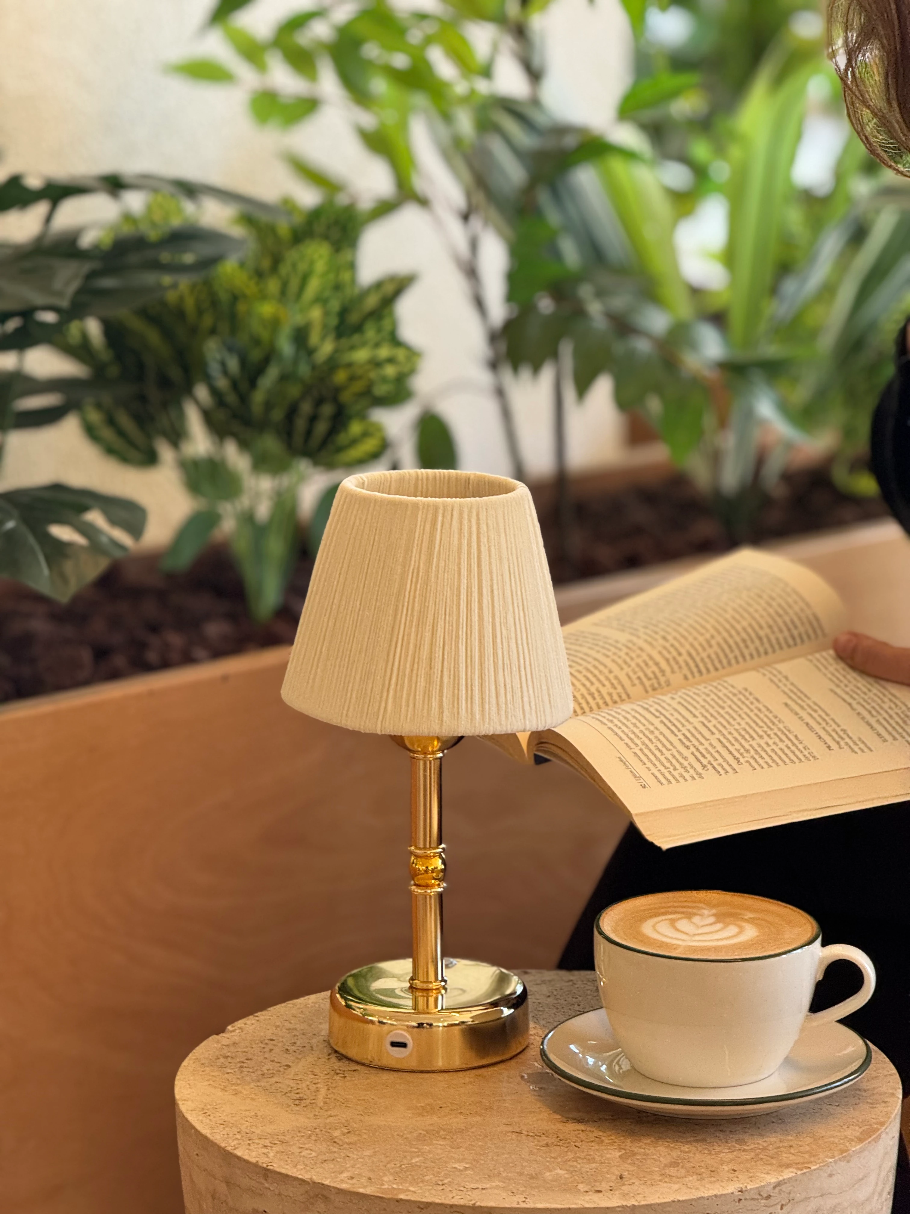 Krem Süet Kadife Kablosuz Şarjlı Masa Lambası - Alt Uzun  - Parlak Gold