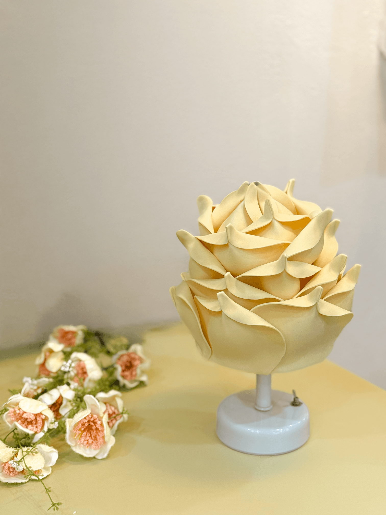 Butter Yellow - Sarı Eva Gül Tasarım Kablosuz Pilli Masa Lambası - Alt Beyaz (Tüm Boy 30 cm)