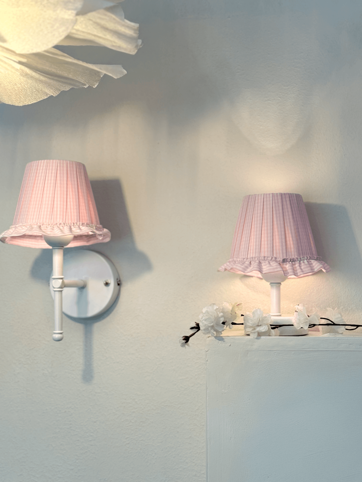 Pembe Pötikare Desen Kumaş Beyaz Ayaklı Kablosuz Gece Masa Lambası Abajur