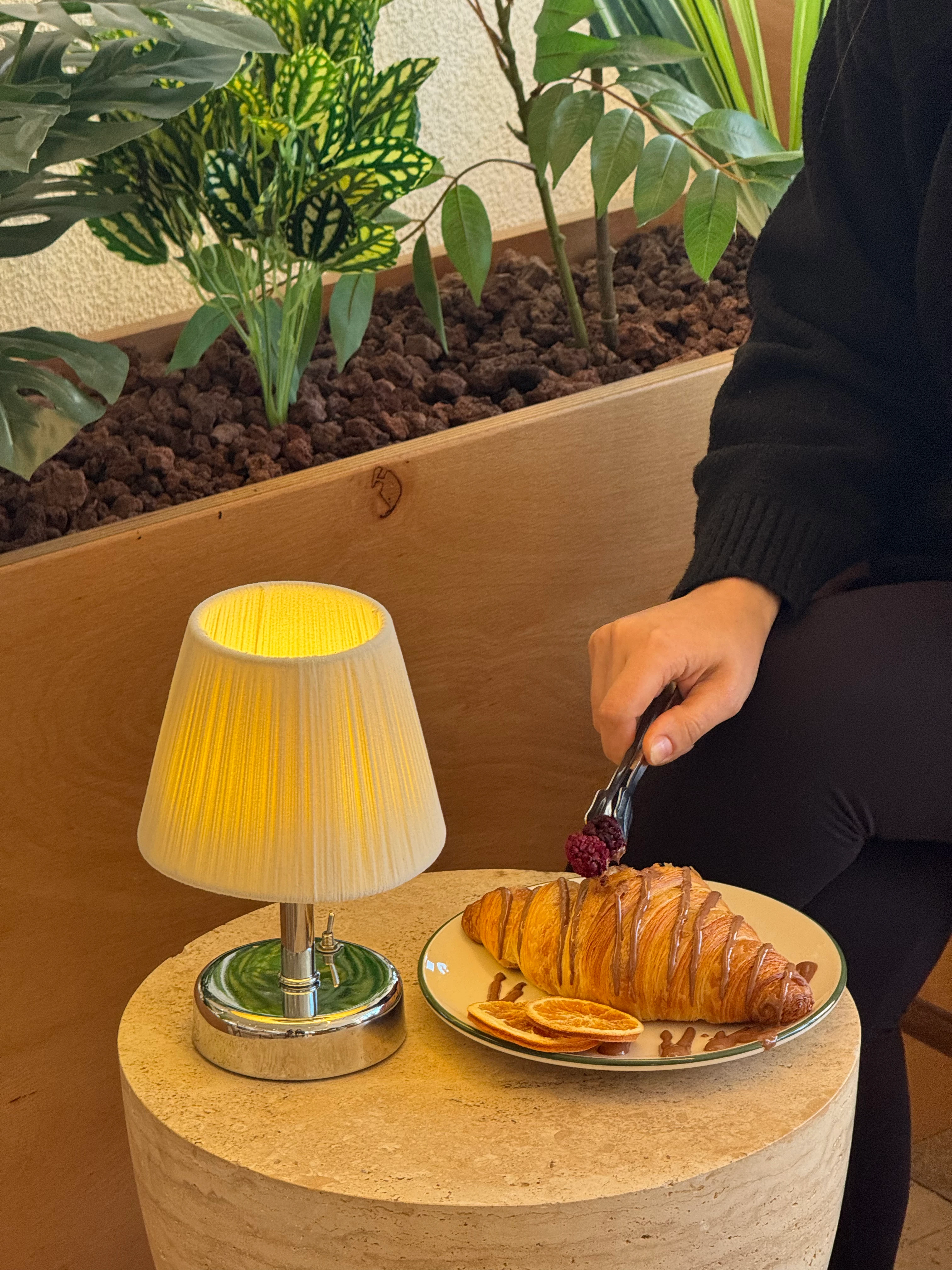 Krem Süet Kadife Kablosuz Şarjlı Masa Lambası 