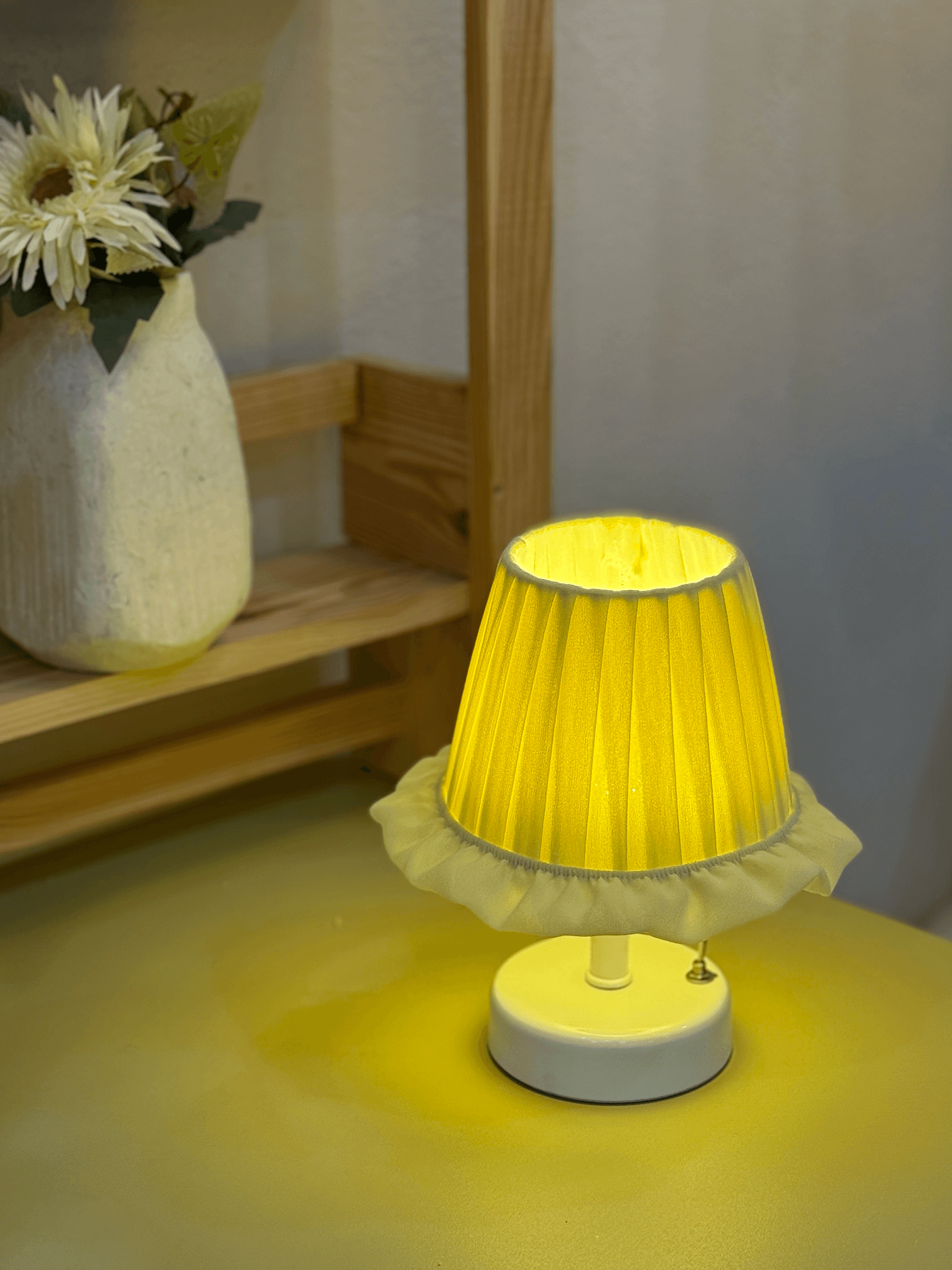 Butter Yellow - Sarı Osmanlı İpeği Fırfır İşlemeli Kablosuz Masa Lambası – Alt Beyaz