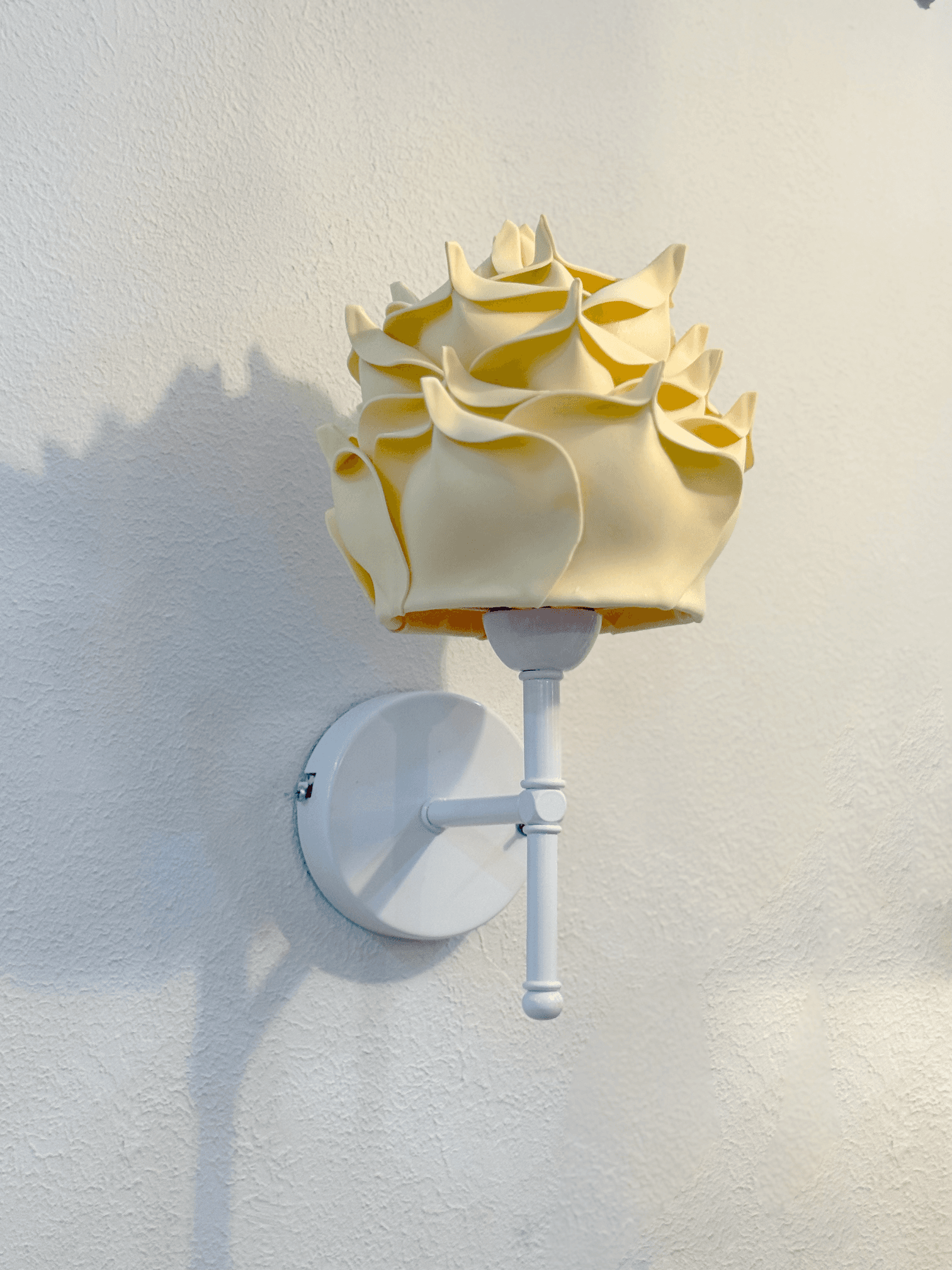 Butter Yellow - Sarı Eva Gül Tasarım Kablosuz Pilli Aplik - Alt Beyaz Tüm Boy 35 cm)