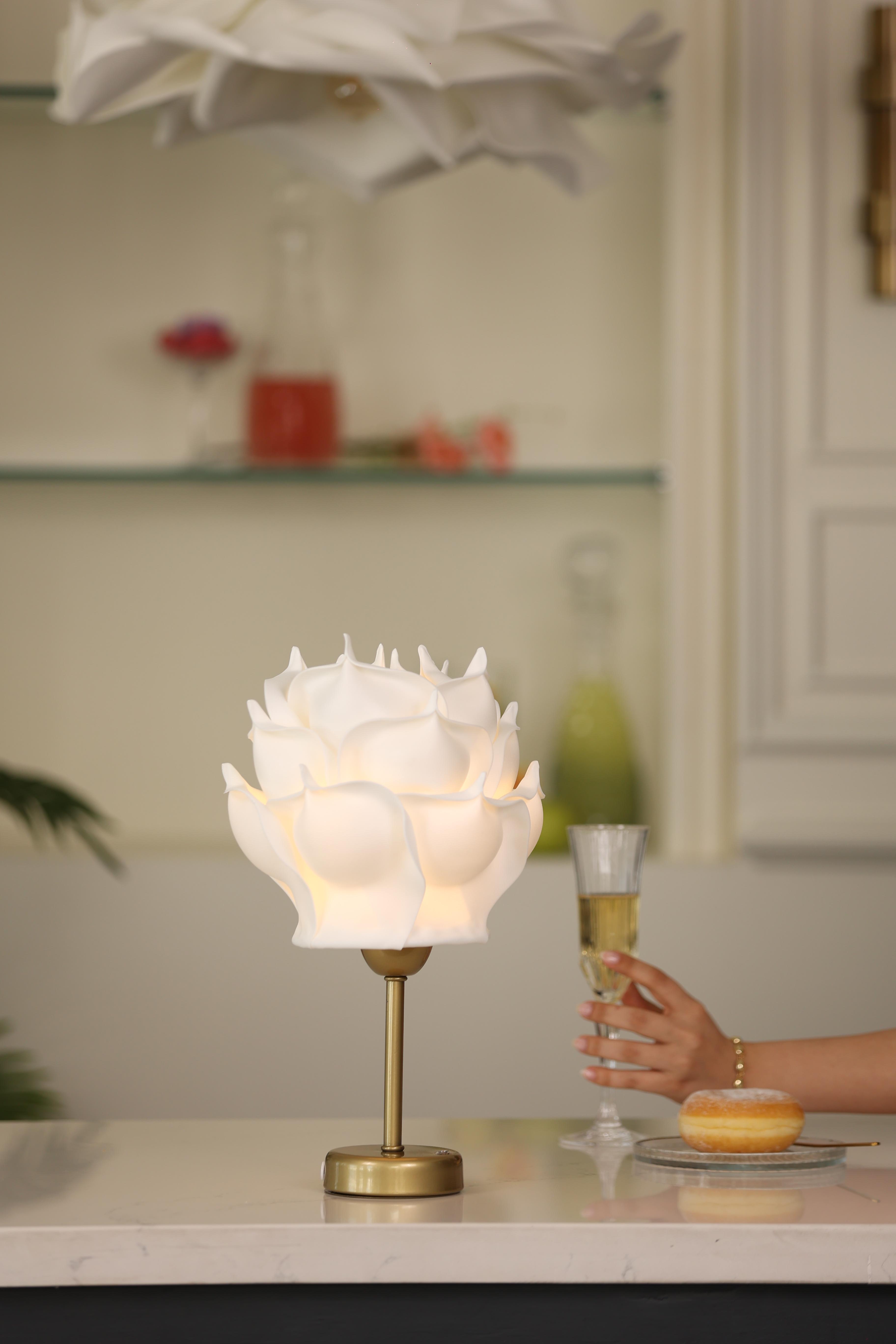 Beyaz Eva Gül Tasarım Şarjlı Masa Lambası - Alt Uzun  - Eskitme Gold