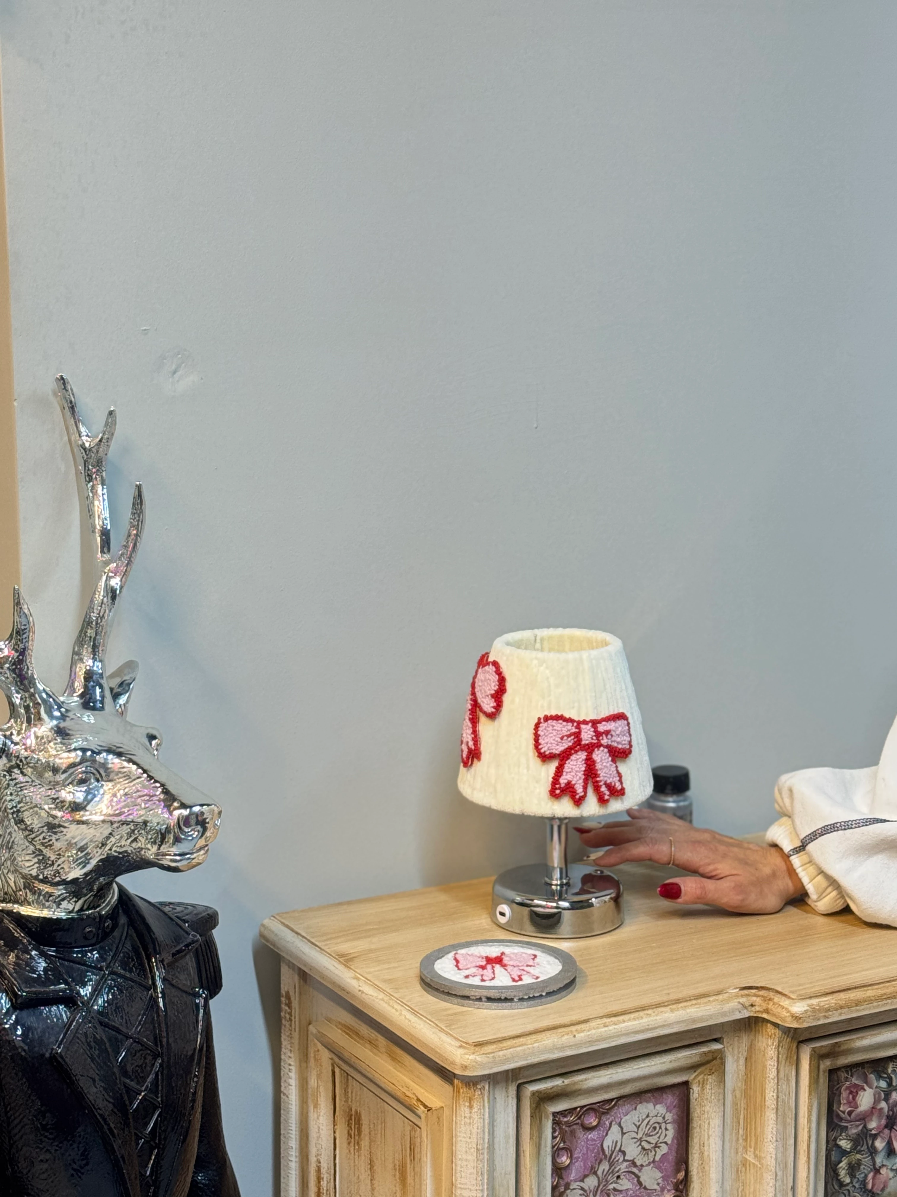 Punch Kadife Pembe - Kırmızı Fiyonk Şarjlı Masa Lambası - Alt Gümüş