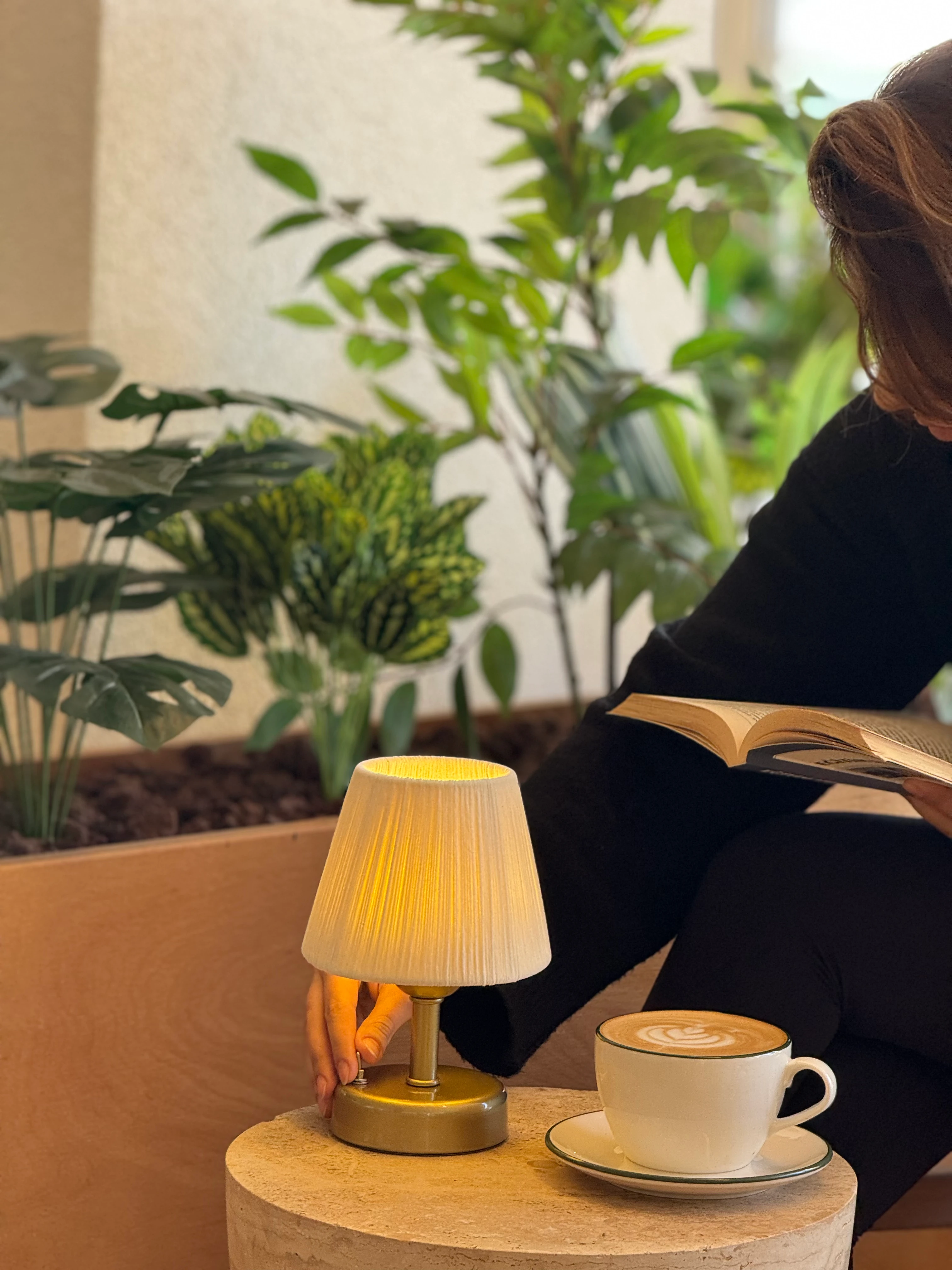 Krem Süet Kadife Kablosuz Pilli Masa Lambası - Alt Eskitme Gold 