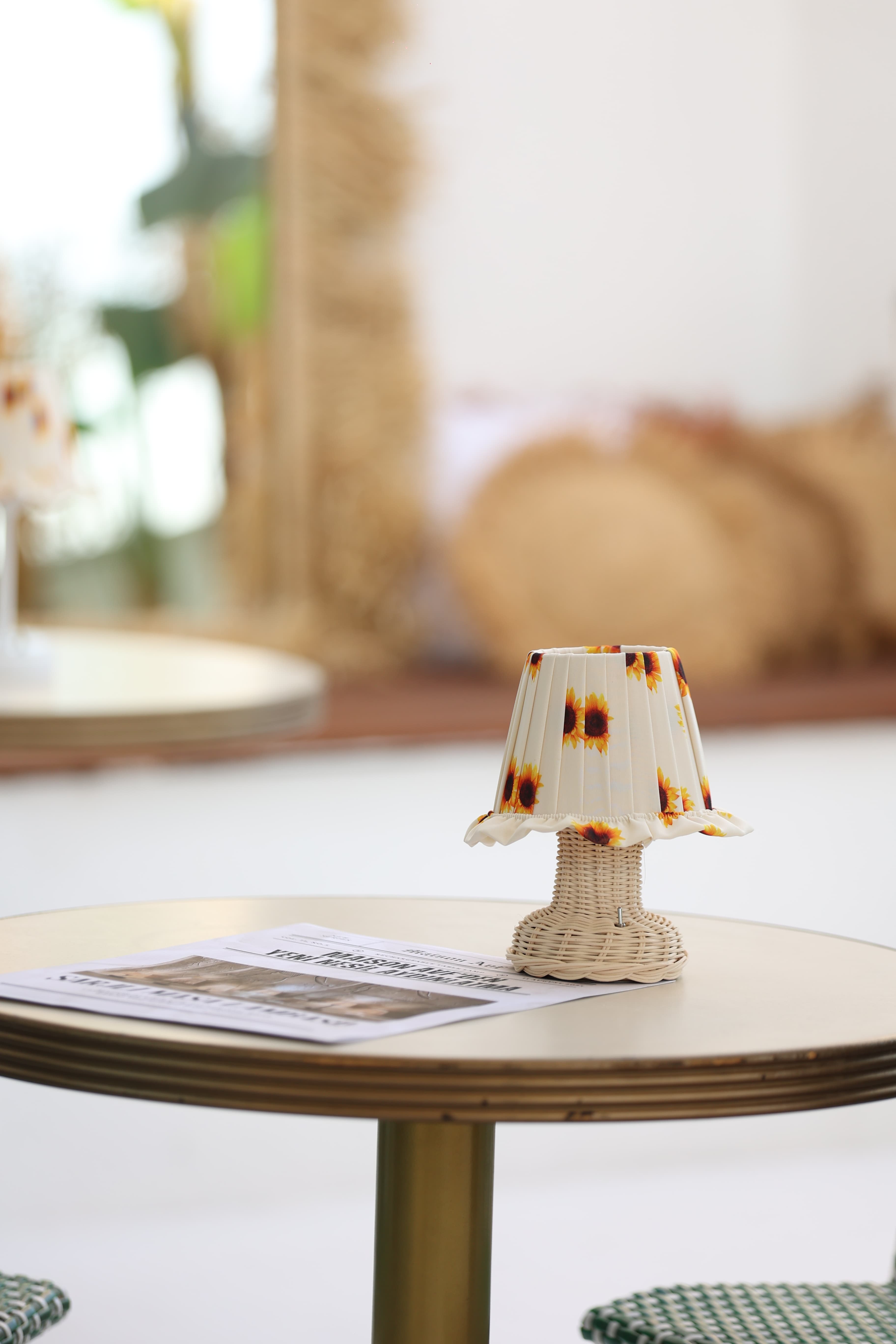 Ayçiçeği Pileli Fırfır Detaylı Sunflower Kablosuz Pilli Masa Lambası – Alt Rattan