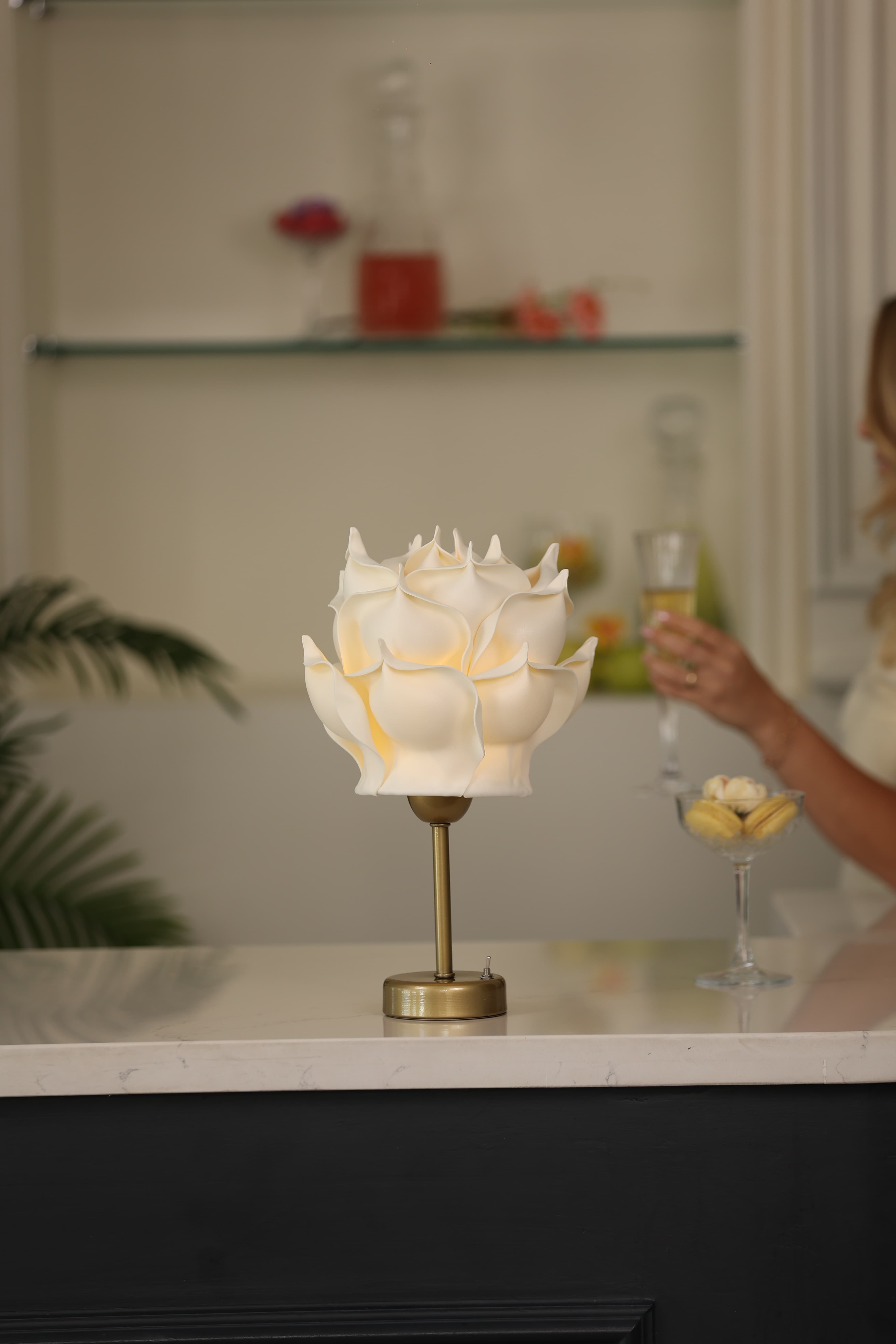 Krem Eva Gül Tasarım Kablosuz Pilli Masa Lambası - Alt Uzun Eskitme Gold