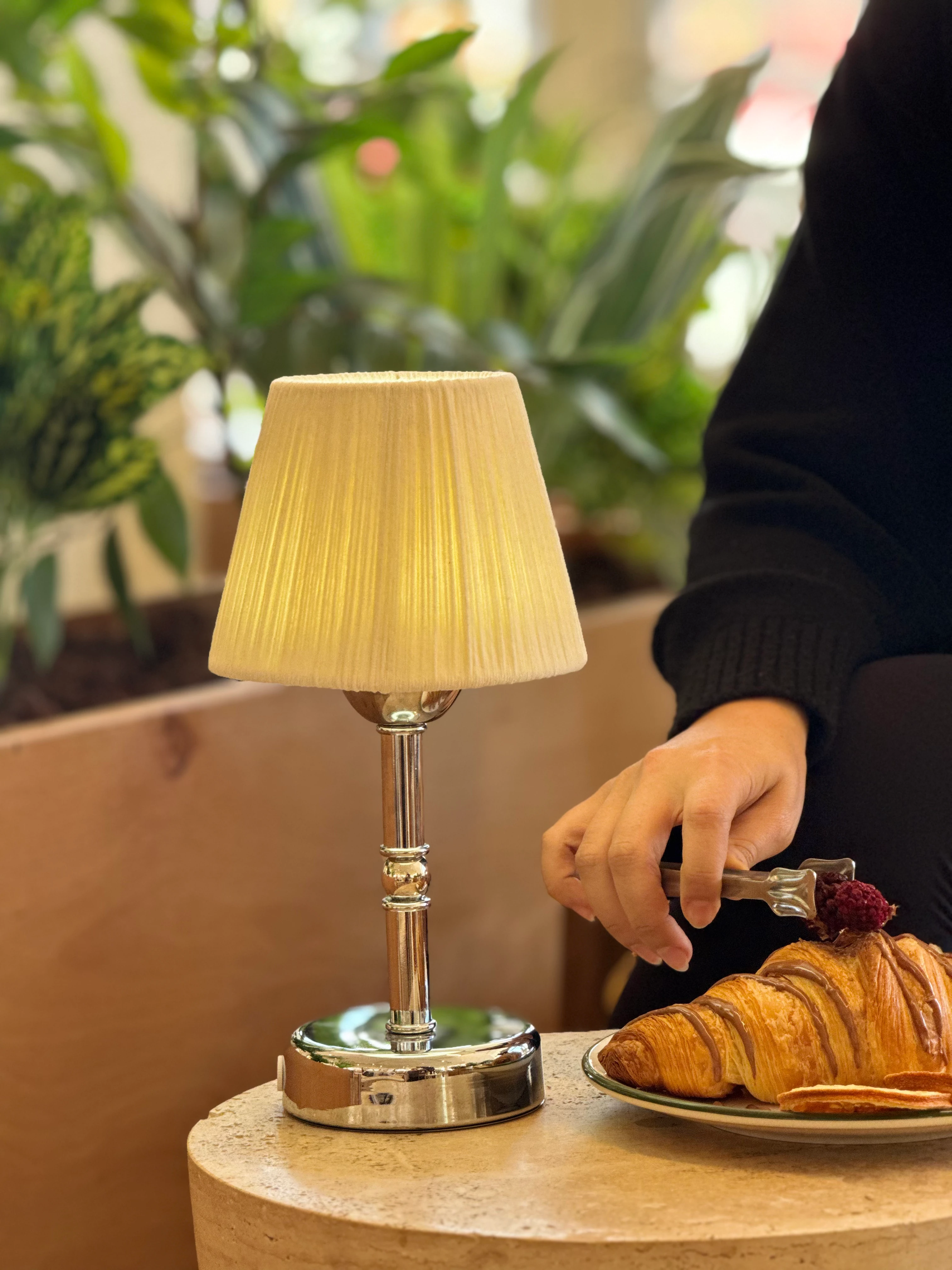 Krem Süet Kadife Kablosuz Şarjlı Masa Lambası - Alt Uzun  - Silver