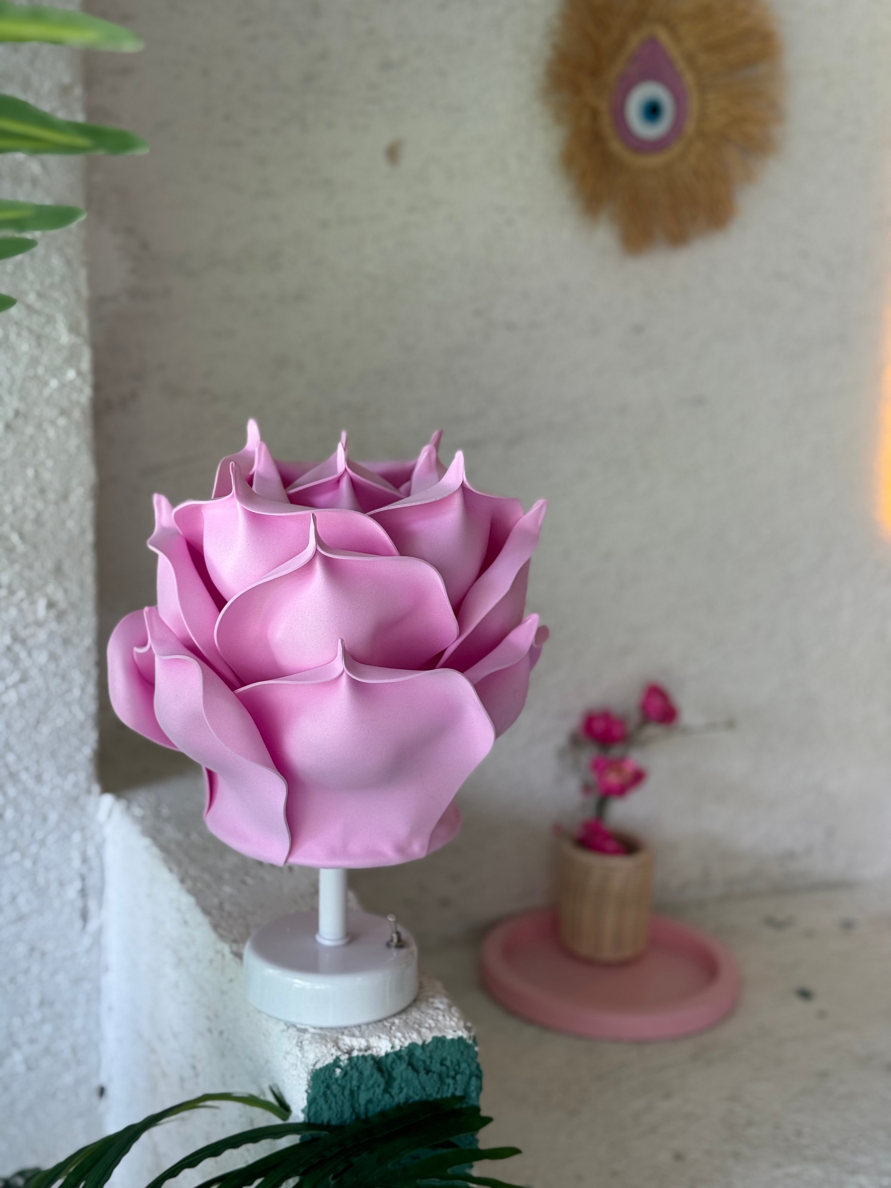  Pembe Eva Gül Tasarım Kablosuz Masa Lambası - Alt Beyaz