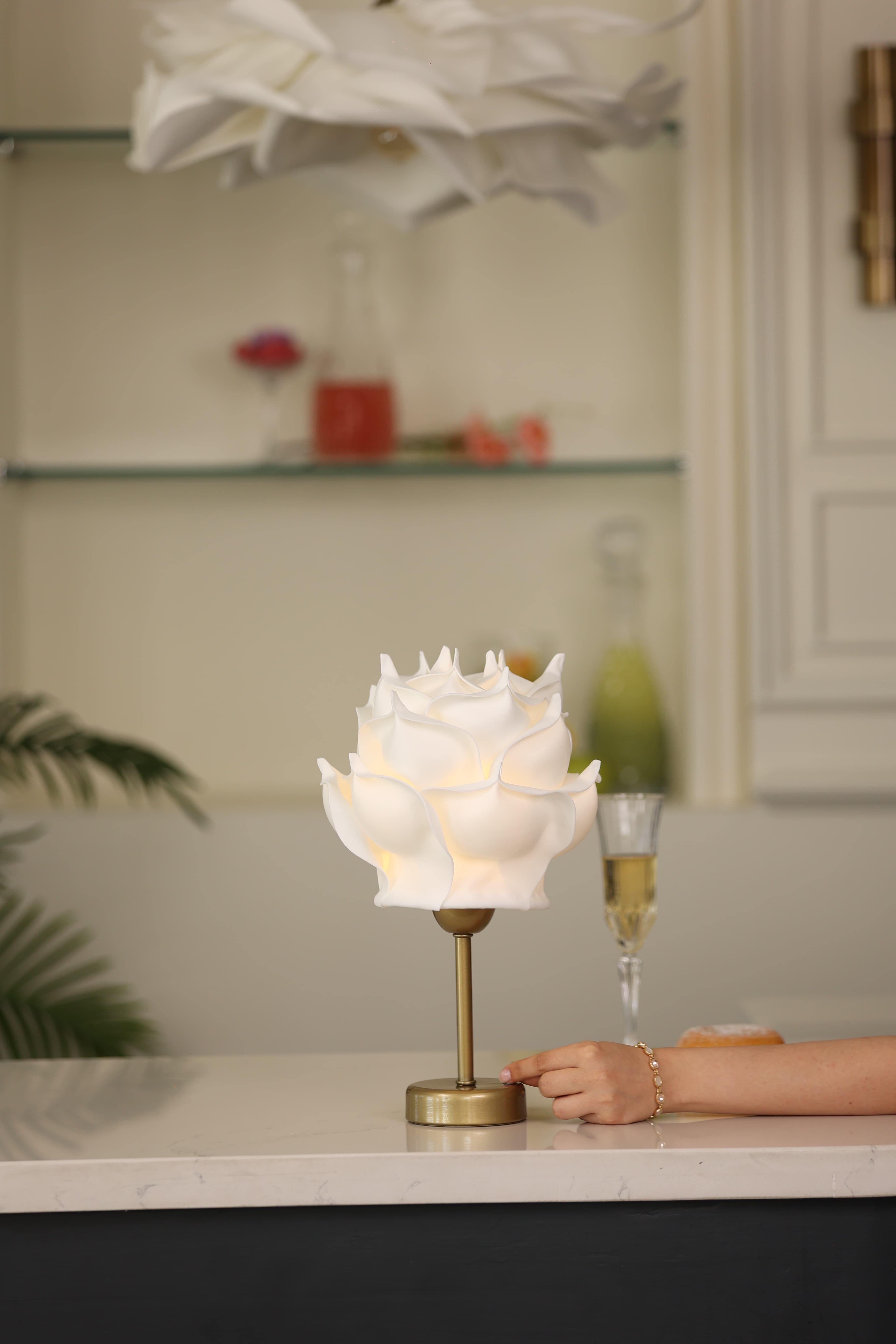 Beyaz Eva Gül Tasarım Kablosuz Pilli Masa Lambası - Alt Uzun Eskitme Gold