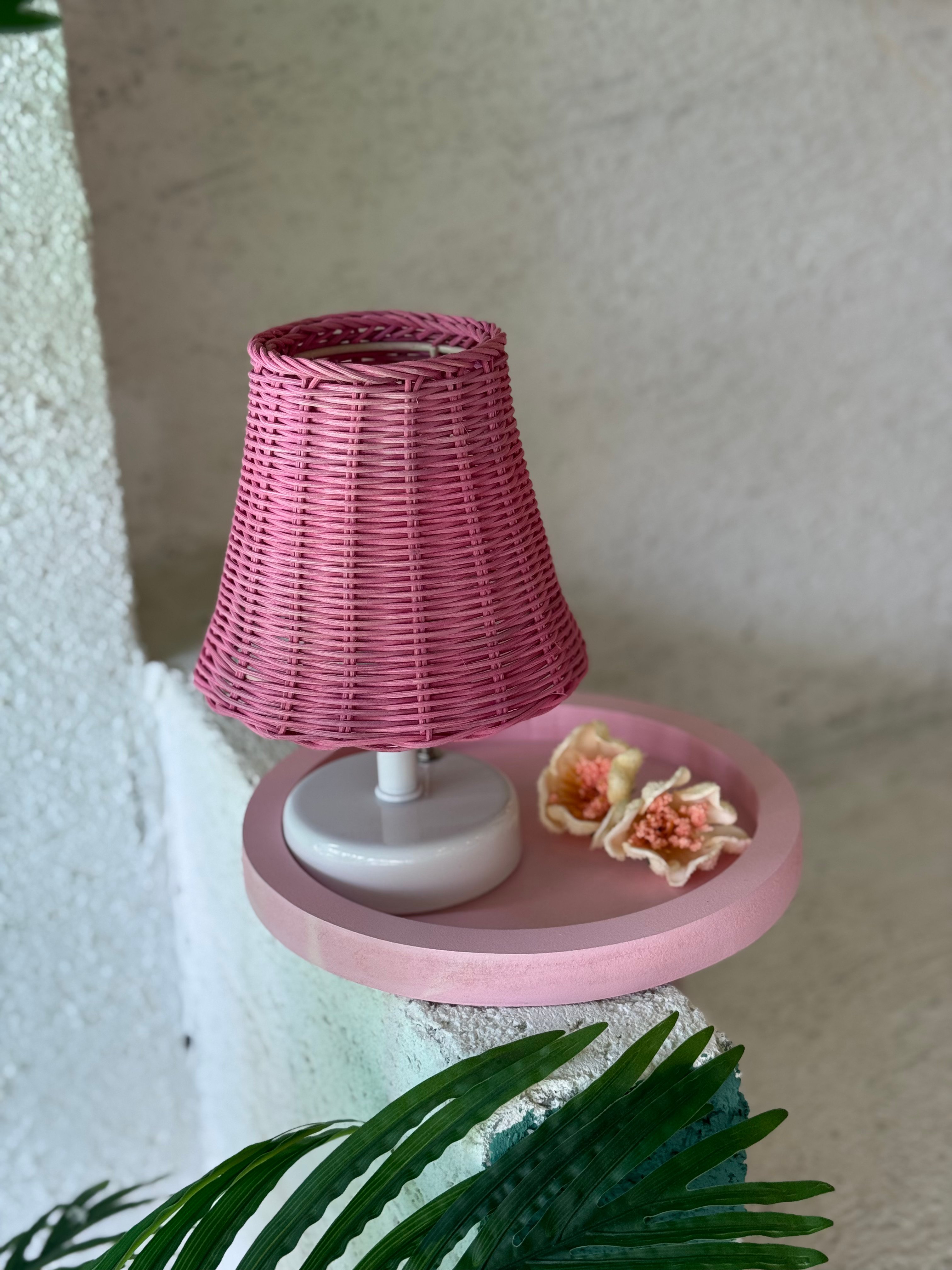 Pembe Rattan & Bambu Masa Üstü Kablosuz Pilli Abajur Masa Lambası Alt Ayak Beyaz