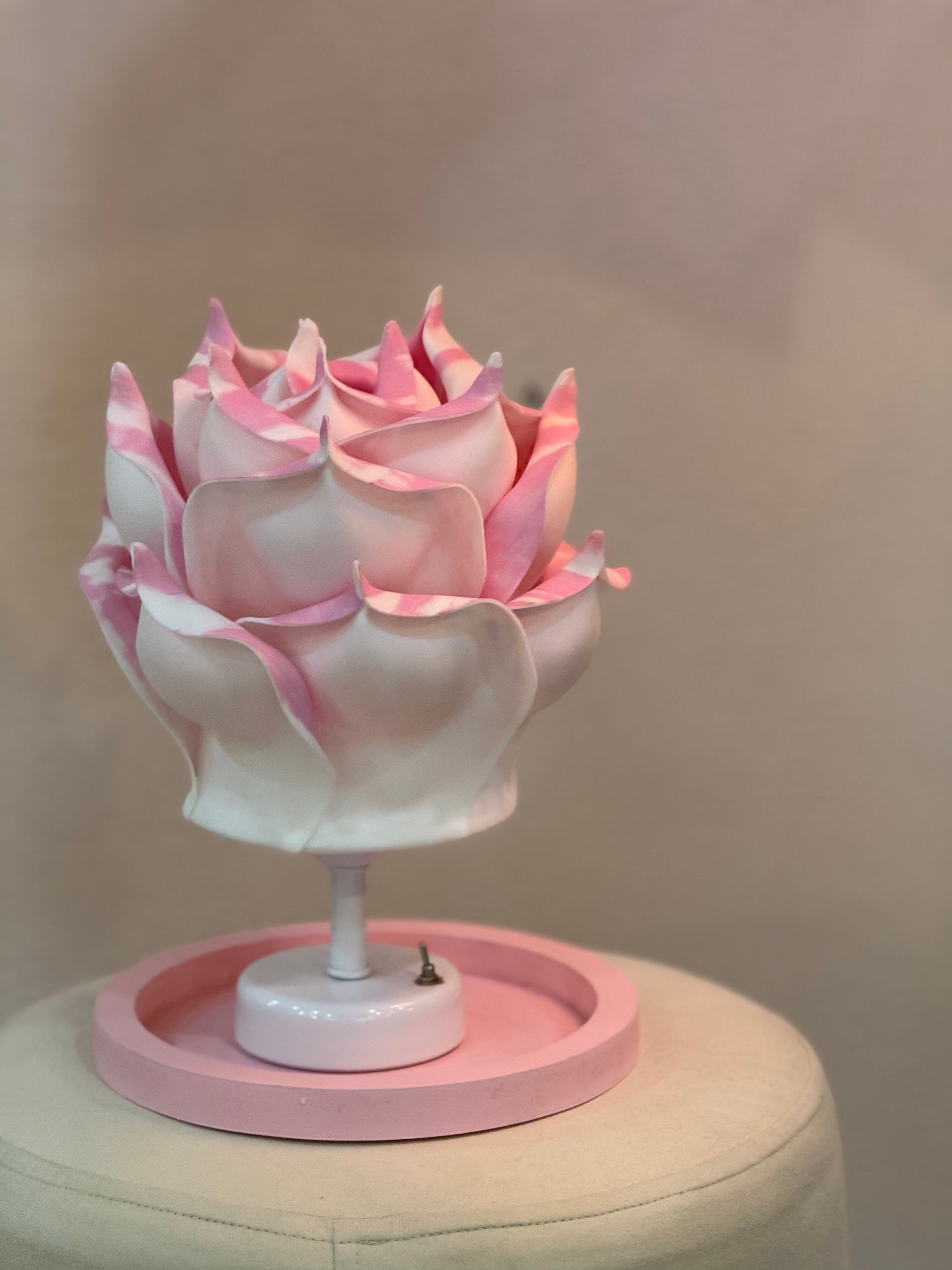 Pembe Detaylı Eva Gül Tasarım Kablosuz Masa Lambası - Alt Beyaz