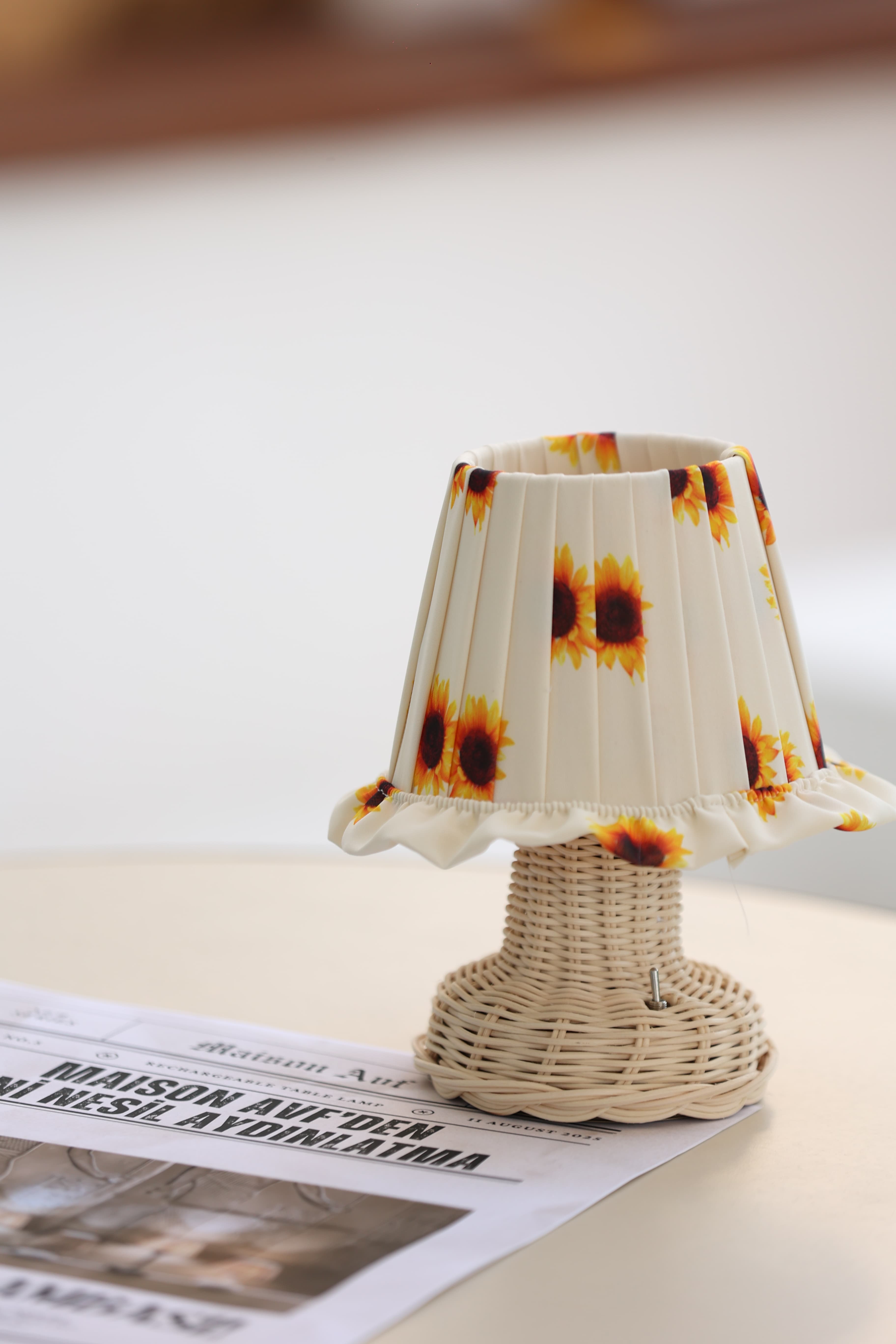 Ayçiçeği Pileli Fırfır Detaylı Sunflower Kablosuz Pilli Masa Lambası – Alt Rattan