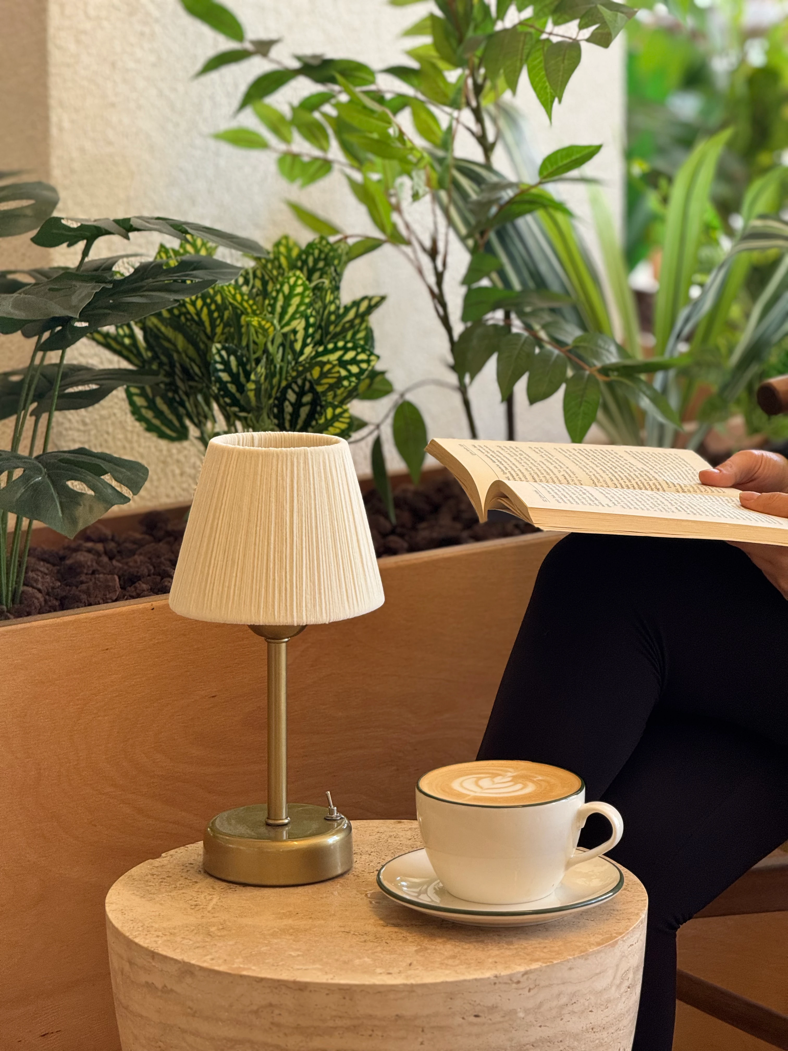 Krem Süet Kadife Kablosuz Pilli Masa Lambası - Alt Uzun