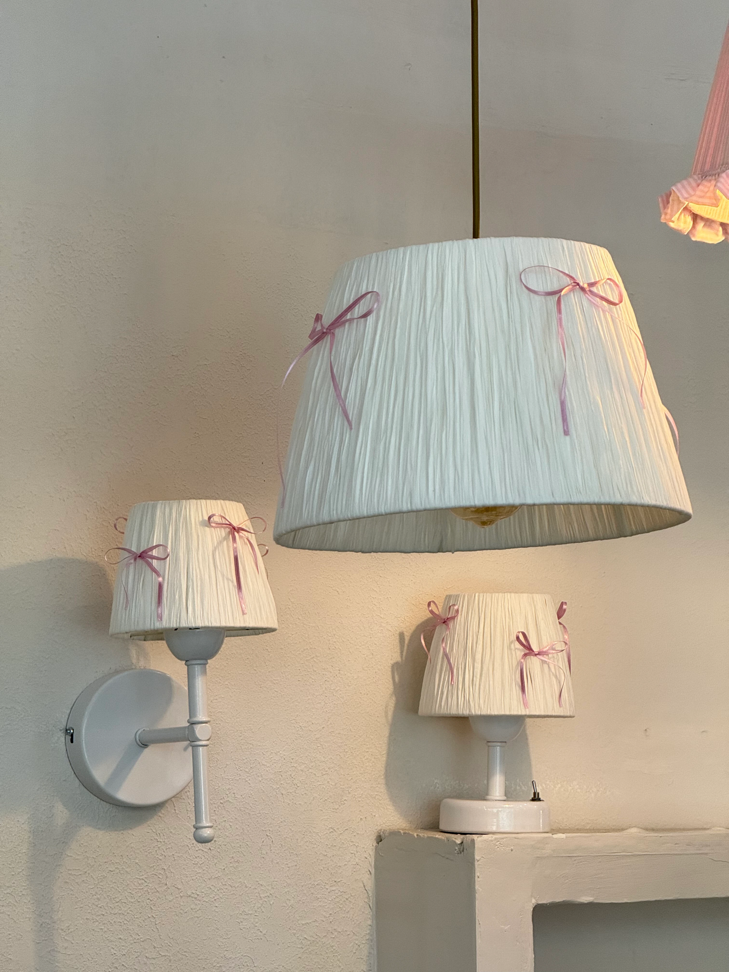 Pembe Fiyonk Beyaz Rafya Modern Avize