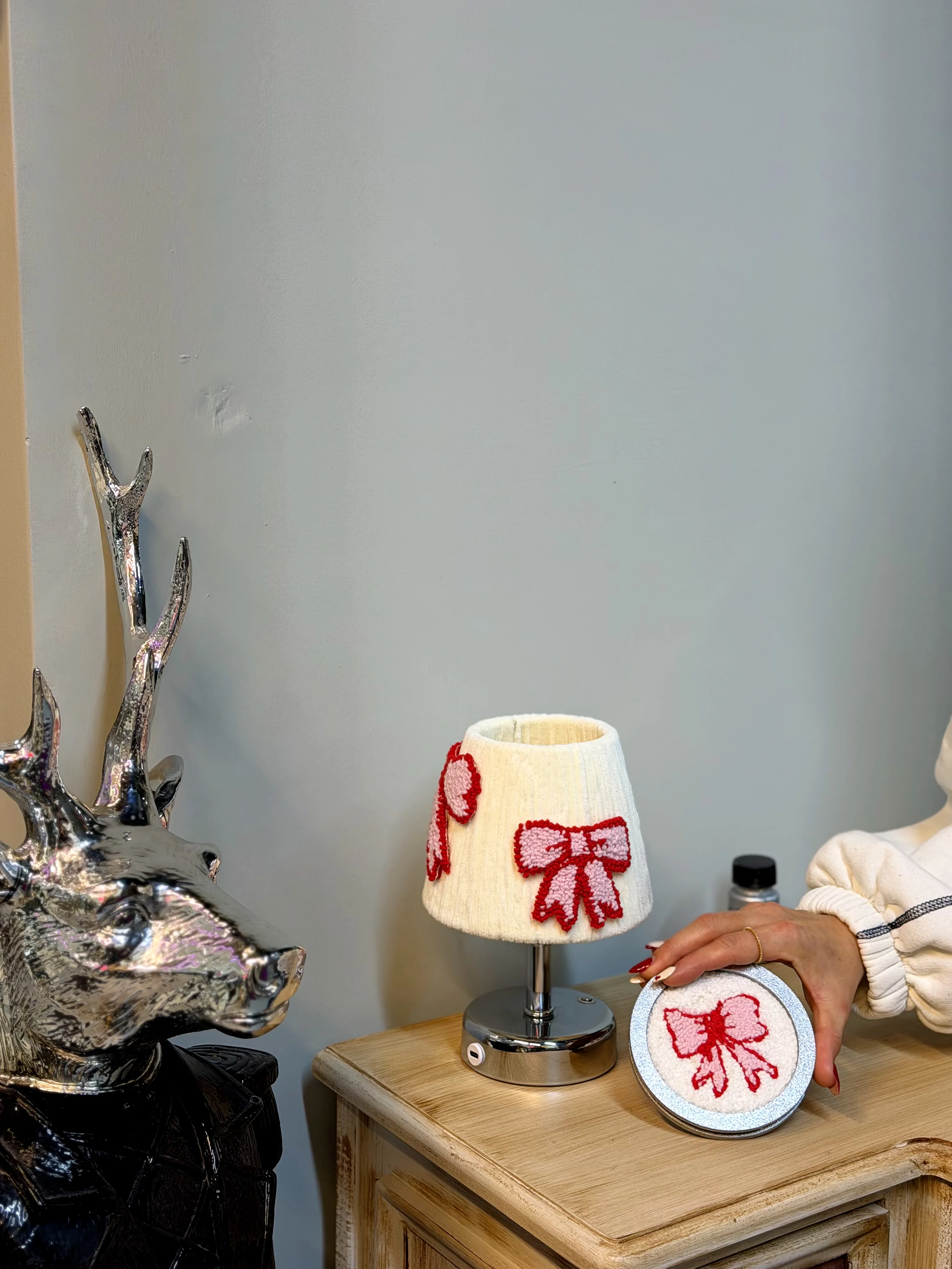 Punch Kadife Pembe - Kırmızı Fiyonk Şarjlı Masa Lambası - Alt Gümüş