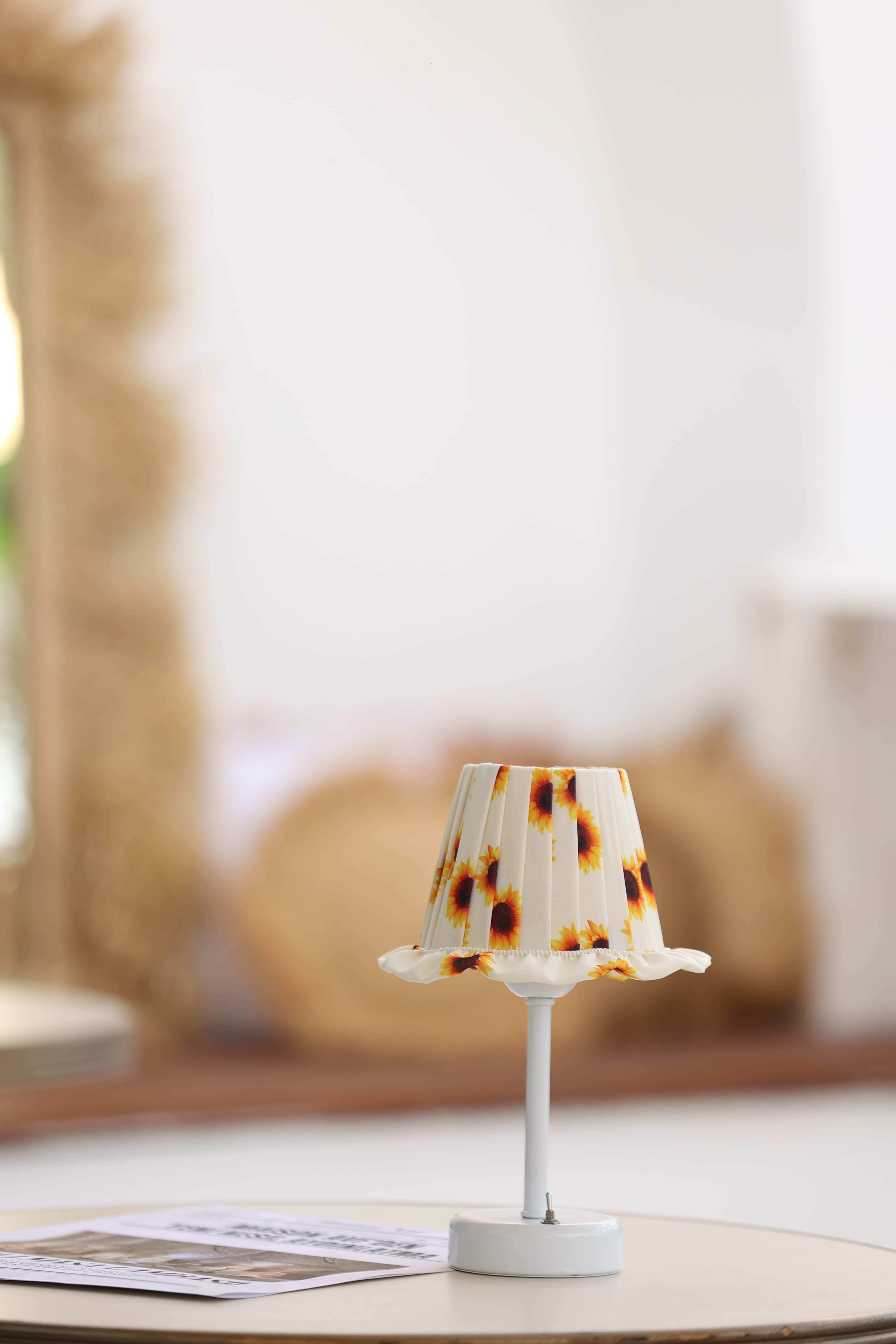 Ayçiçeği Pileli Fırfır Detaylı Sunflower Kablosuz Pilli Masa Lambası – Alt Uzun Beyaz